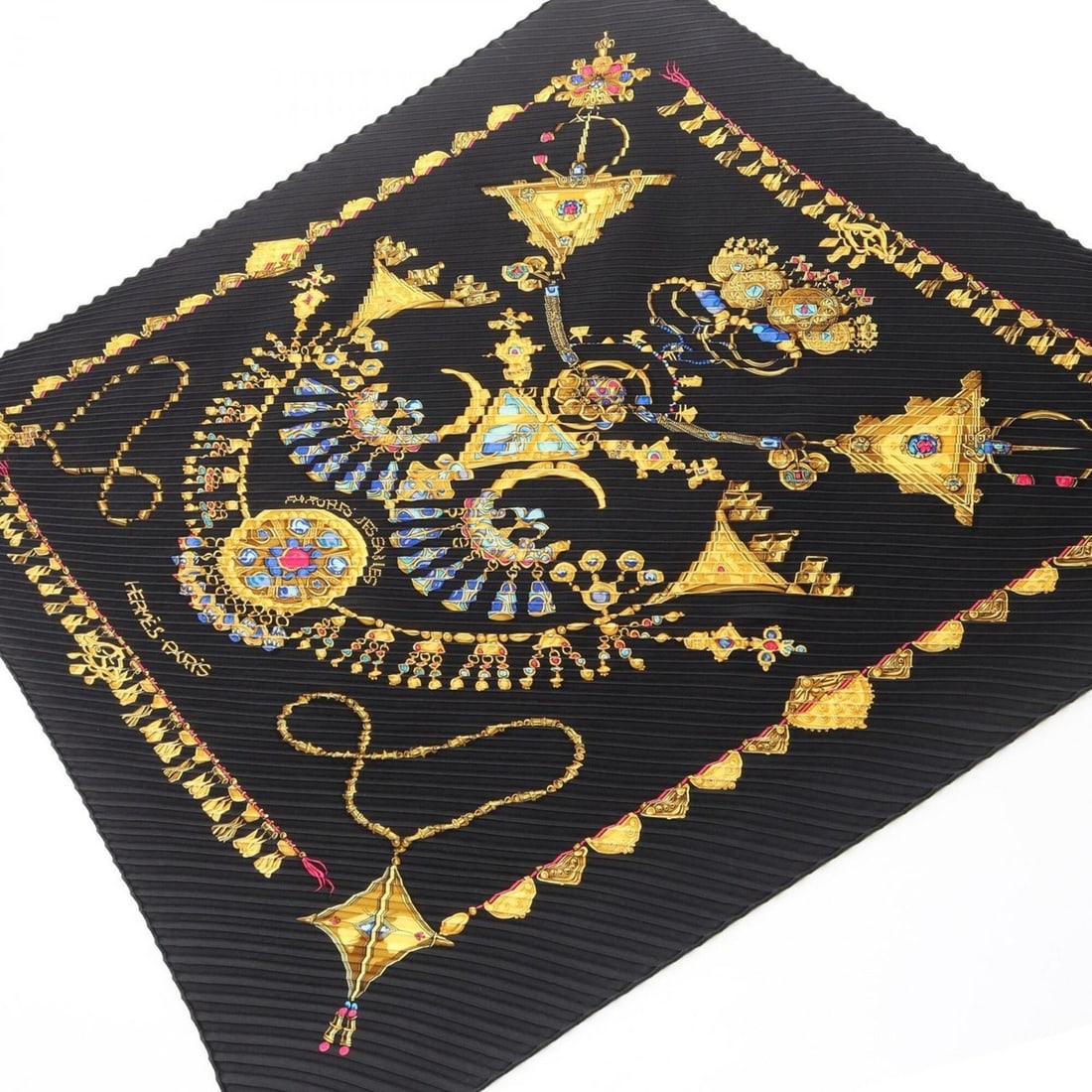 Hermes Carre Plissé Parures des Sables scarf/muffler, silk, women's, black/yellow/multicolor.: --- Catalog ---Category: SizeSize (LxW): 1.25m / 49.21''Category: DesignType: ScarfColor: Black, Multi-color, YellowGender: WomenMaterial: Silk Category: GeneralBrand: Hermes--- Item List ---Section: