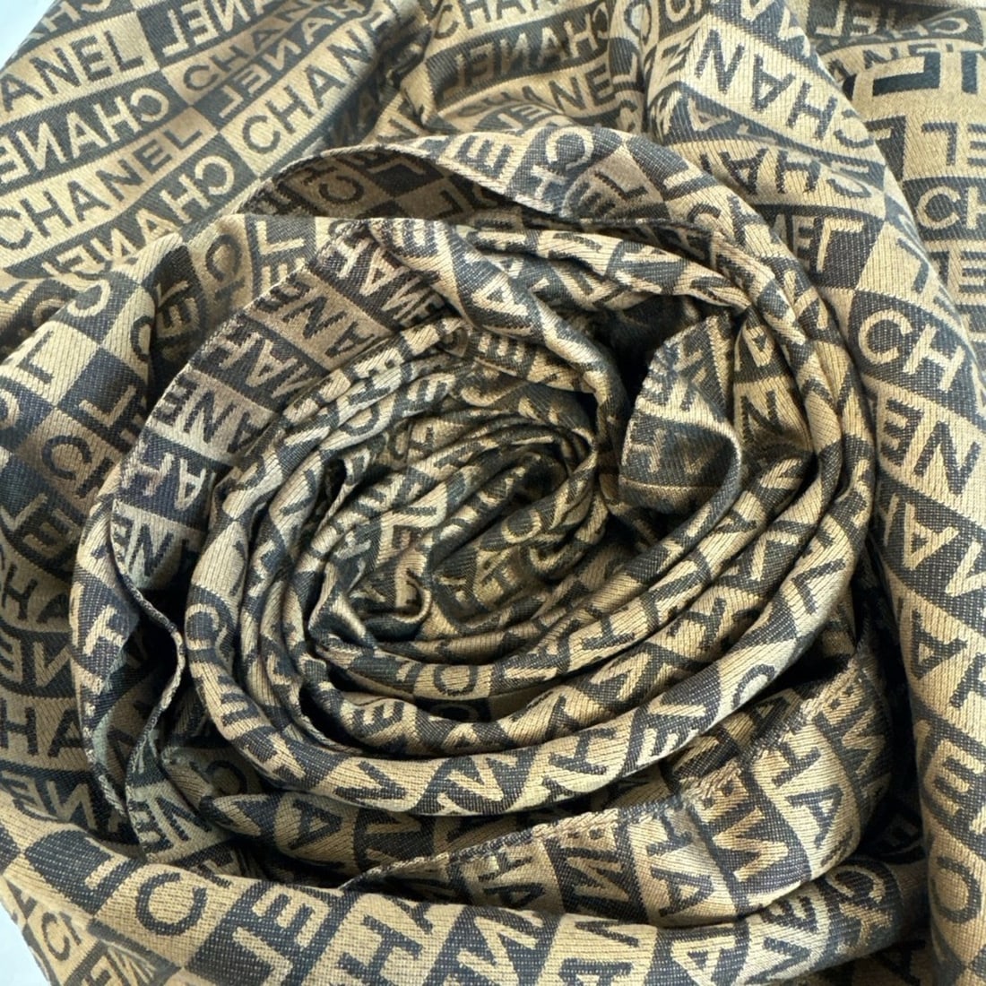 CHANEL Chanel Scarf Brown: --- Catalog ---Category: SizeSize (LxW): 41cm x 1.95m / 16.14'' x 76.77''Category: DesignType: StoleColor: BrownGender: WomenMaterial: Silk Category: GeneralBrand: Chanel--- Item List ---Section: Cond