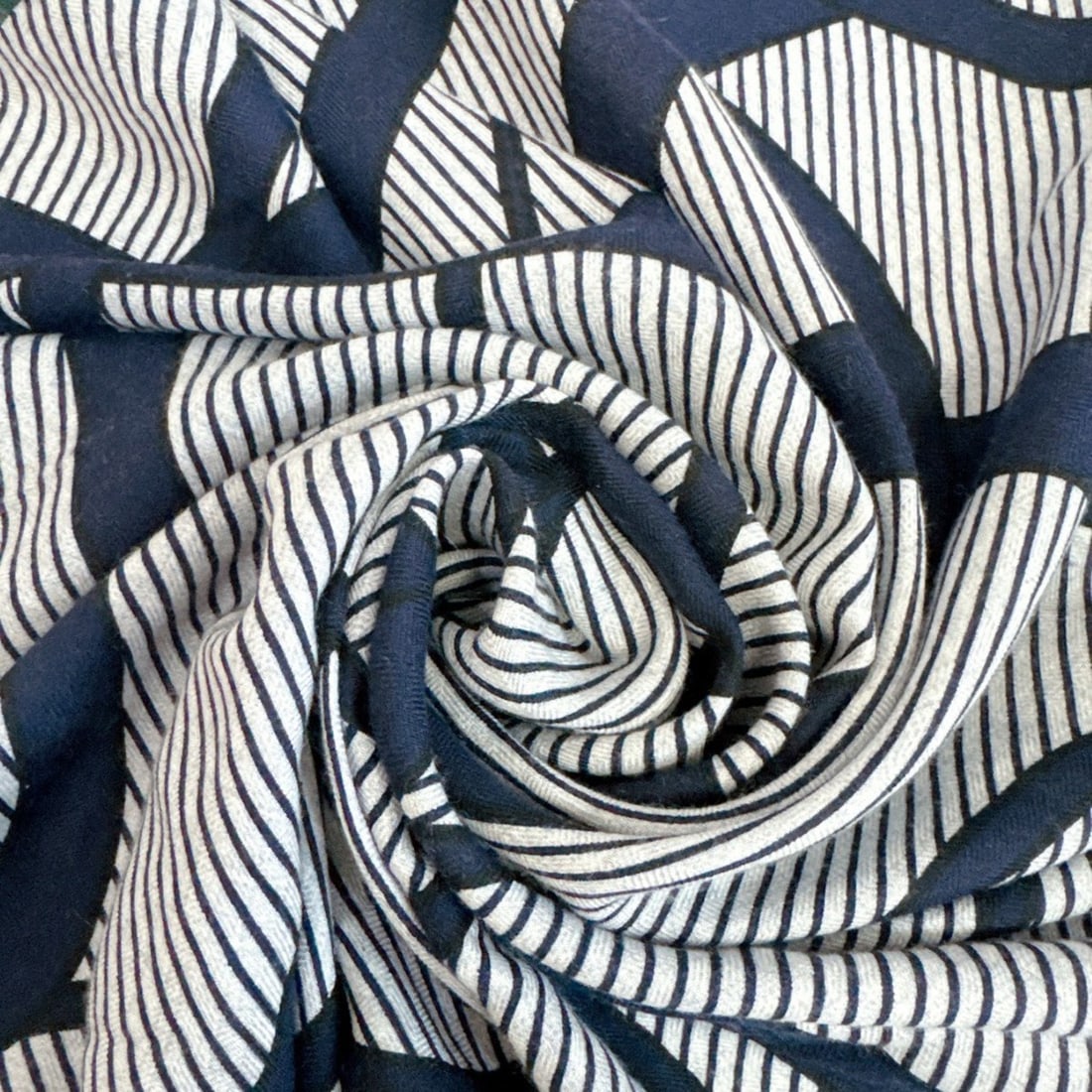 HERMES Triangle Geant Chemise Scarf/Muffler, Navy: --- Catalog ---Category: SizeSize (LxW): 2.08m x 99cm / 81.88'' x 38.97''Category: DesignType: ScarfColor: Green, Navy, Red colorGender: Unisex,Women,MenMaterial: Cashmere , Silk Category: GeneralBran
