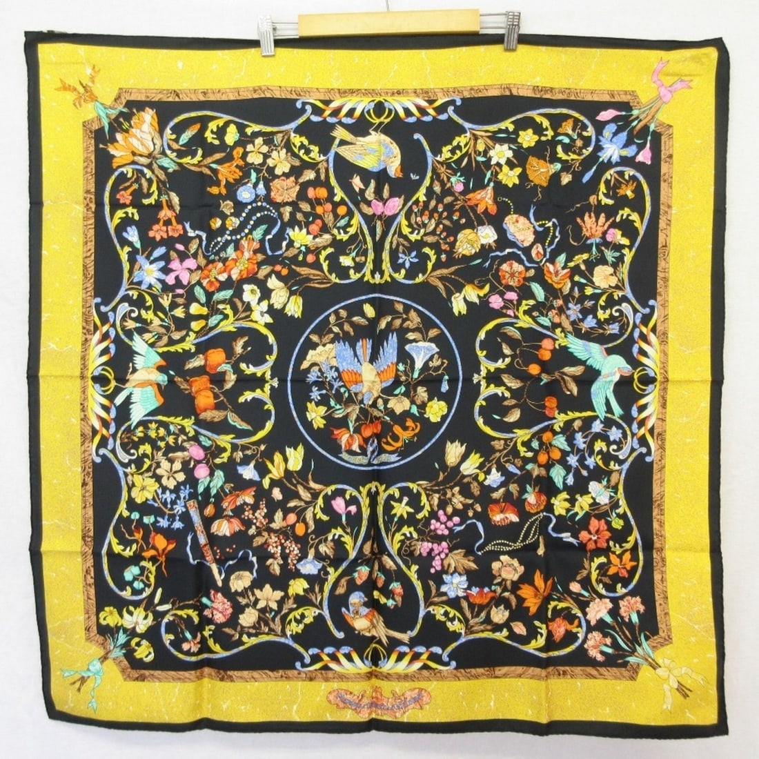HERMES Pierres d'ORiENT et d'OCCiDENT Carre 90 Silk Scarf, Black, Women's: --- Catalog ---Category: SizeSize (LxW): 90cm x 89.5cm / 35.43'' x 35.23''Category: DesignType: ScarfColor: BlackGender: WomenCategory: GeneralBrand: Hermes--- Item List ---Section: ConditionRanking: 