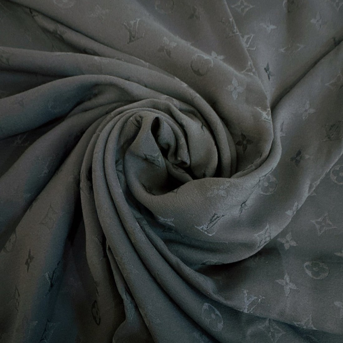 LOUIS VUITTON Monogram Scarf/Muffler, Navy: --- Catalog ---Category: SizeSize (LxW): 90cm x 90cm / 35.43'' x 35.43''Category: DesignType: ScarfColor: NavyGender: MenMaterial: Silk Category: GeneralLine: MonogramBrand: Louis Vuitton--- Item List