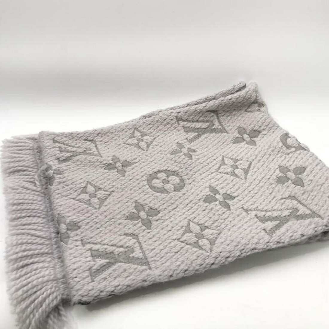 LOUIS VUITTON Echarpe Mania Gris Perle M74742 Stole/Scarf, Gray: --- Catalog ---Category: SizeSize (LxW): 1.5m x 27.5cm / 59.05'' x 10.82''Category: DesignType: StoleColor: GrayGender: WomenCategory: GeneralBrand: Louis Vuitton--- Item List ---Section: