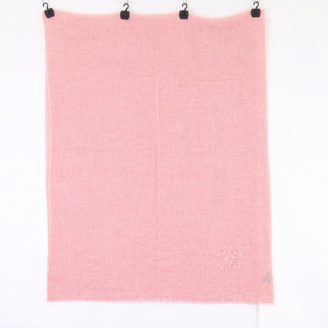 CHANEL Coco Mark embroidered wool cashmere silk stole/scarf, pink, for women.: --- Catalog ---Category: SizeSize (LxW): 1.98m x 76cm / 77.95'' x 29.92''Category: DesignType: StoleColor: PinkGender: WomenMaterial: Wool Category: GeneralBrand: Chanel--- Item List ---Section: Condi
