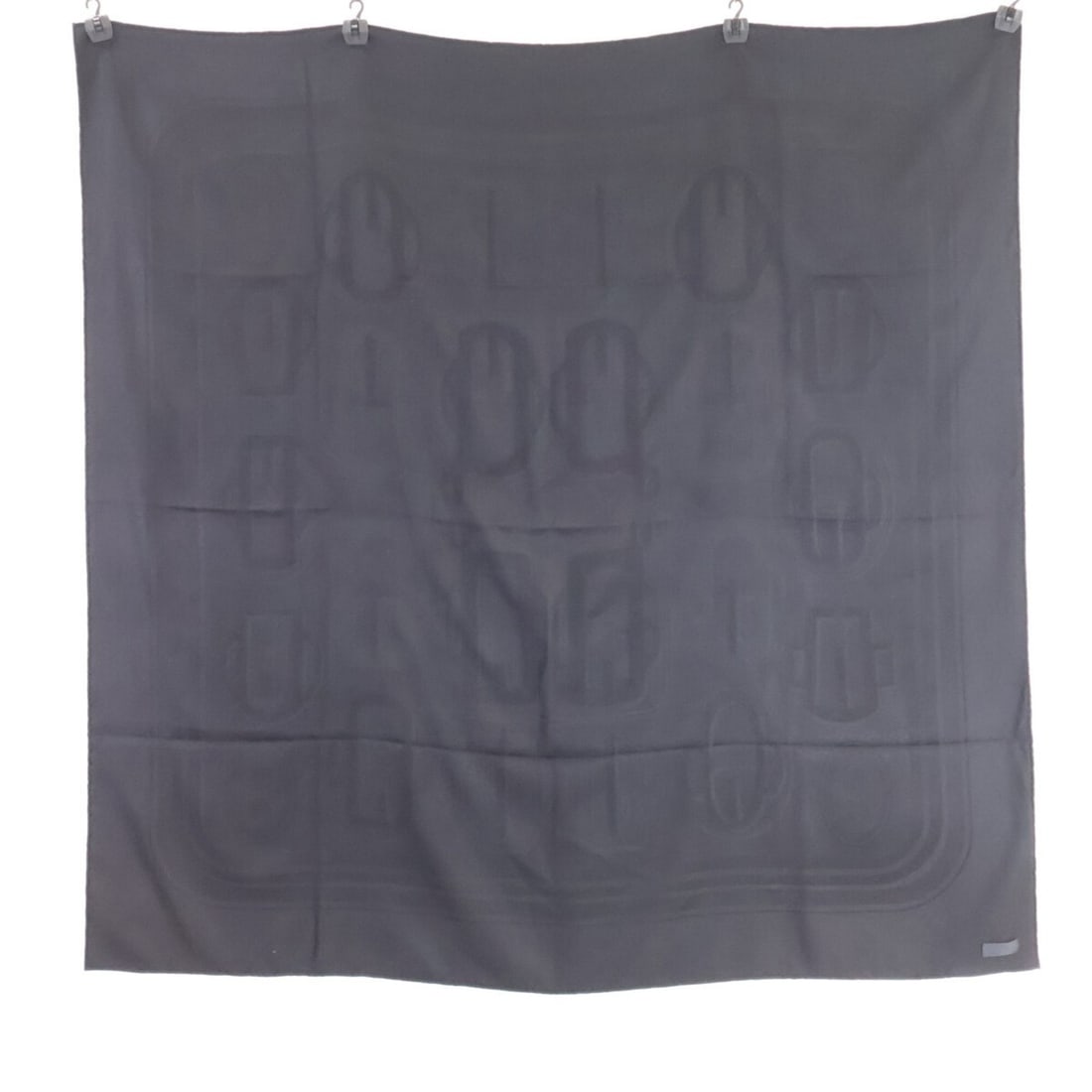 HERMES BOUCLERIE MODERNE Modern Buckle Cashmere Silk Carre 115 Scarf/Muffler Noir (Women's): --- Catalog ---Category: SizeSize (LxW): 1.15m x 1.18m / 45.66'' x 46.45''Category: DesignType: ScarfGender: WomenMaterial: Cashmere Category: GeneralBrand: Hermes--- Item List ---Section: ConditionRa