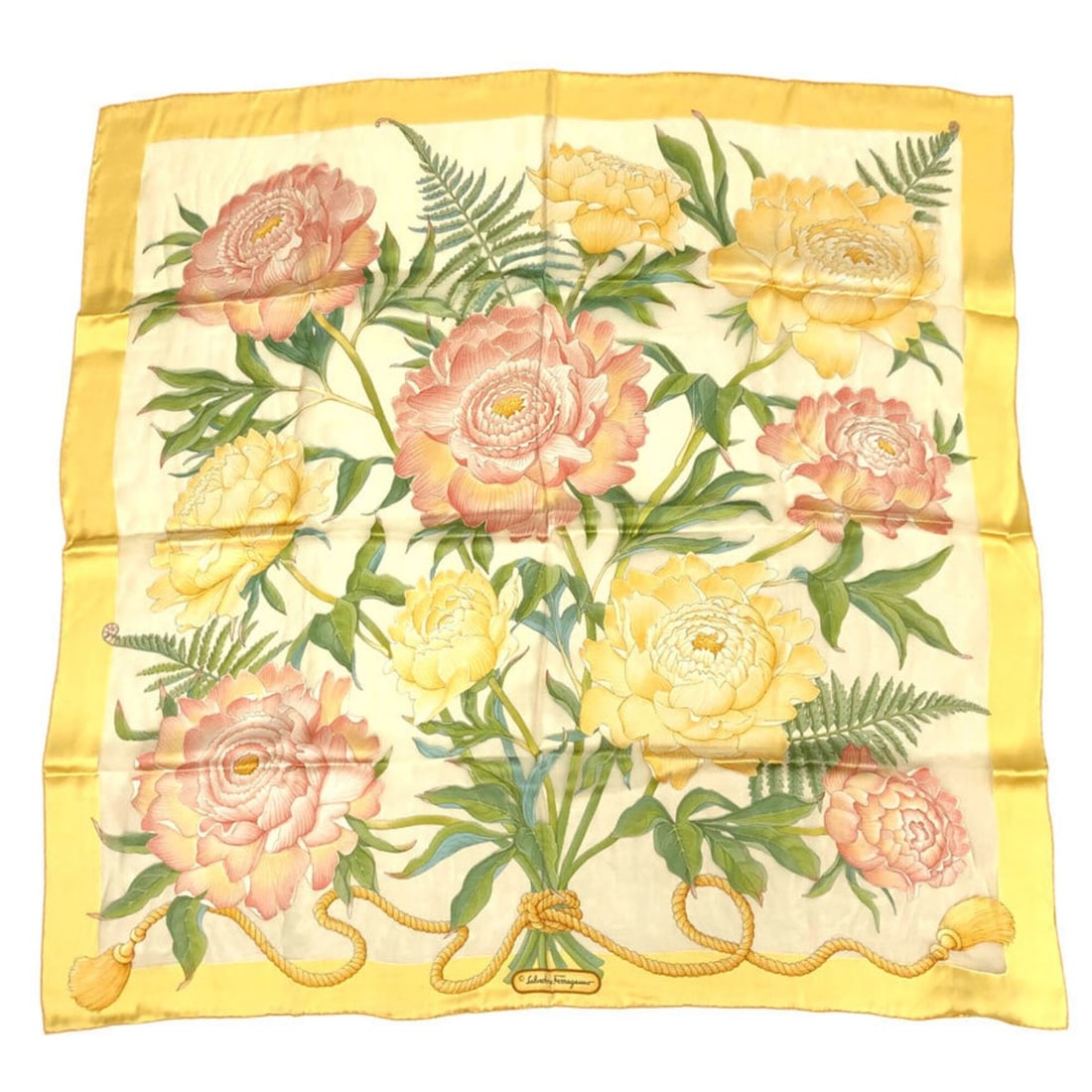 Salvatore Ferragamo scarf/muffler, carré, floral design, silk blend, embroidered, yellow, women's.: --- Catalog ---Category: SizeSize (LxW): 88cm x 88cm / 34.64'' x 34.64''Category: DesignType: ScarfColor: YellowGender: WomenMaterial: Rayon 70%, Silk 30%Category: GeneralBrand: Salvatore FerragamoCou
