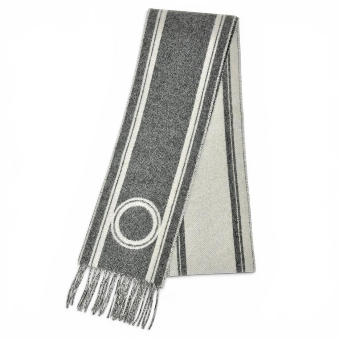 HERMES Band de Repos Cashmere Gris Flannel Ivoire Bicolor Fringe Long Stole Scarf, Grey, Made in: --- Catalog ---Category: SizeSize (LxW): 1.91m x 15cm / 75.19'' x 5.9''Category: DesignType: StoleColor: GrayGender: WomenMaterial: Cashmere Category: GeneralBrand: HermesCountry of Origin: United Kin