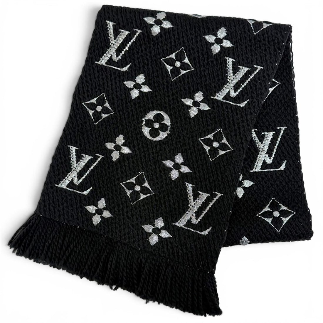 LOUIS VUITTON M75833 Echarpe Logomania Shine Wool Silk Monogram Fringe Stole Scarf Black Made in: --- Catalog ---Category: SizeSize (LxW): 1.58m x 30cm / 62.2'' x 11.81''Category: DesignType: StoleColor: BlackGender: WomenMaterial: Wool , Silk , Polyester Category: GeneralMPN: M75833Brand: Louis V