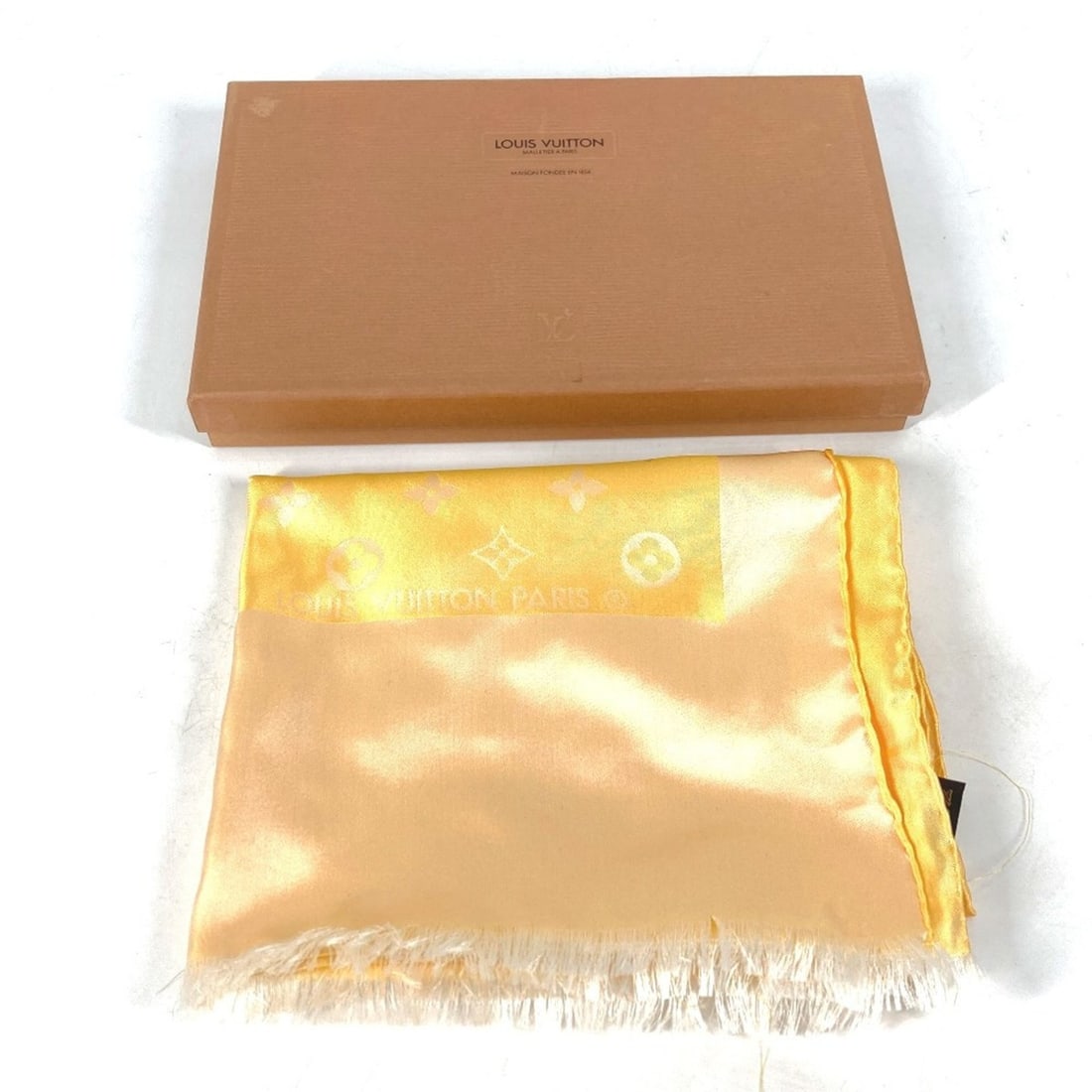 LOUIS VUITTON Louis Vuitton Monogram Scarf Stole Shawl Silk Women's Yellow L-240404-21: --- Catalog ---Category: SizeSize (LxW): 1.22m x 36cm / 48.03'' x 14.17''Category: DesignType: StoleColor: YellowGender: WomenMaterial: Silk Category: GeneralBrand: Louis Vuitton--- Item List ---Secti