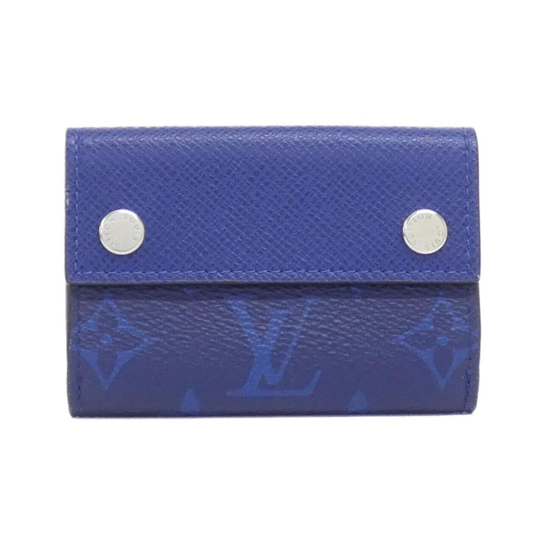 Louis Vuitton Taiga Rama Discovery Compact Wallet M67620: --- Catalog ---Category: SizeSize (HxWxD): 7cm x 10cm x 2cm / 2.75'' x 3.93'' x 0.78''Category: DesignType: Card walletColor: Blue, CobaltGender: MenMaterial: Coated canvas , Leather Leather/Fur