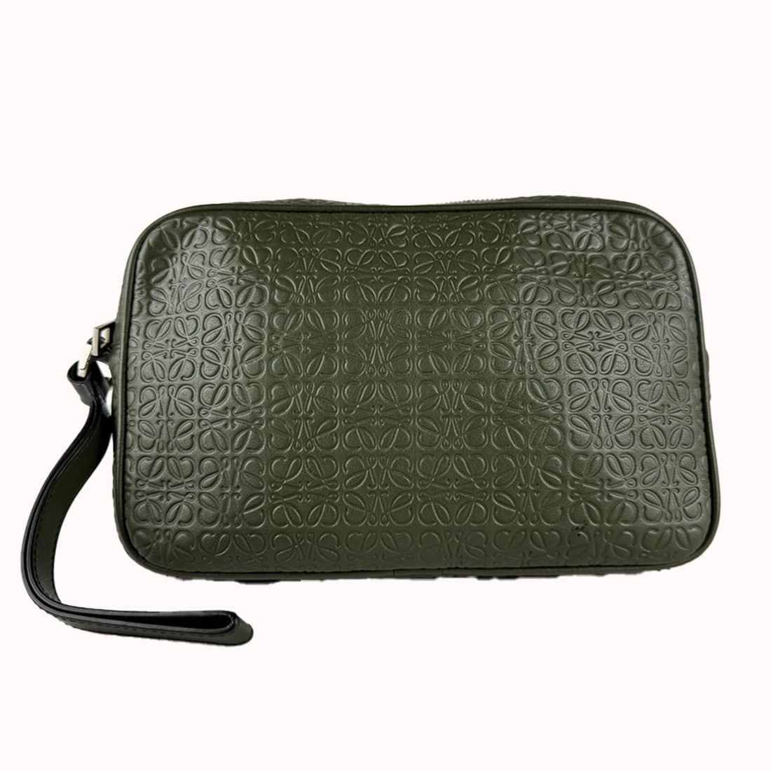 Loewe Anagram Leather Men's Second Bag (z10946): --- Catalog ---Category: SizeSize (HxWxD): 19.5cm x 26cm x 6cm / 7.67'' x 10.23'' x 2.36''Category: DesignType: Clutch bagColor: KhakiGender: MenMaterial: Leather Category: GeneralBrand: LoeweCountry 