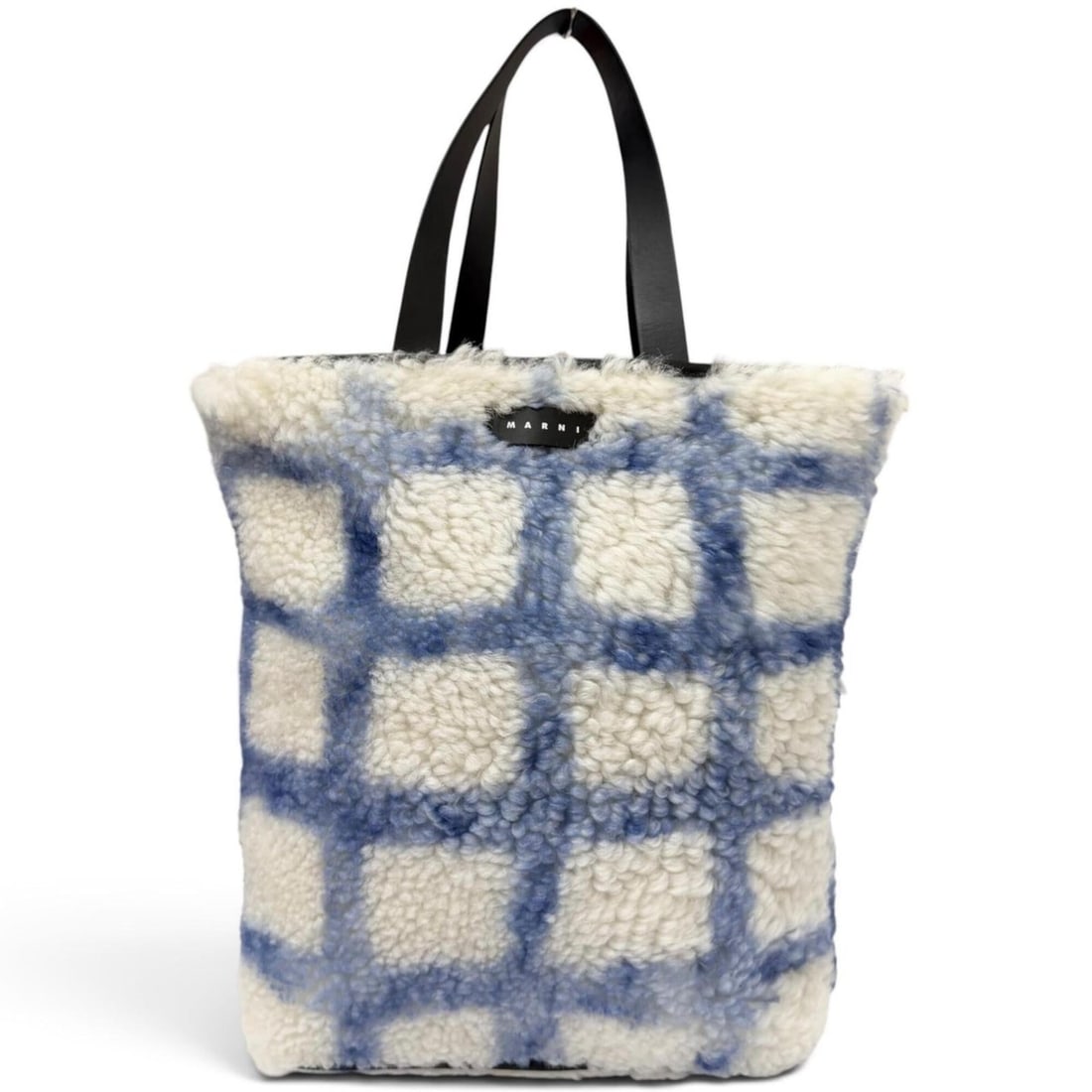 MARNI SHMQ0027Q1 Mouton Cowhide Logo Patch Leather Tote Bag Black White Blue Made in Italy Authentic: --- Catalog ---Category: SizeSize (HxWxD): 38cm x 40cm x 14cm / 14.96'' x 15.74'' x 5.51''Category: DesignType: Tote bagColor: Black, Blue, WhiteGender: MenMaterial: Leather Leather/Fur Type: MoutonCa