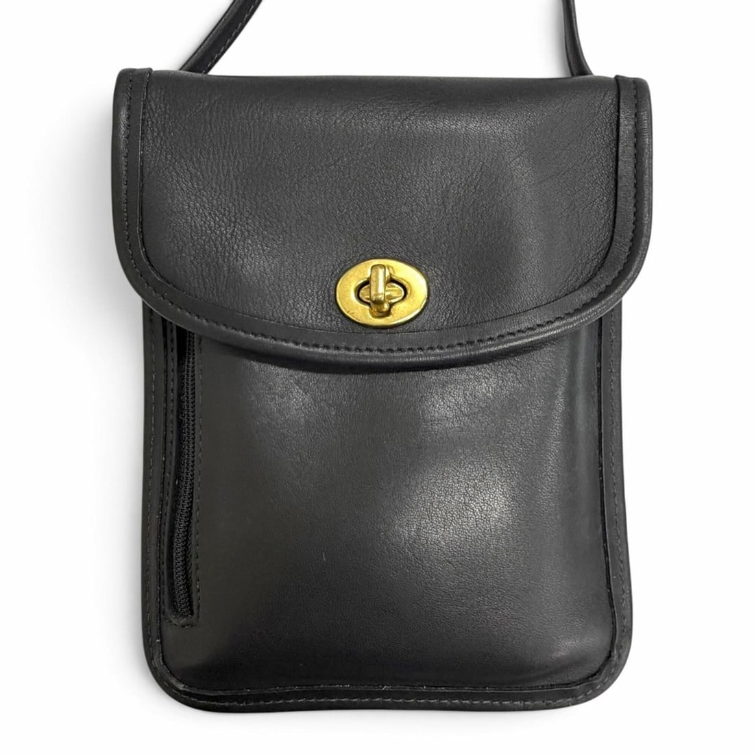 COACH Vintage 6908 Glove Leather Old Coach Turnlock Tourist Pouch Shoulder Bag Black Women's: --- Catalog ---Category: SizeSize (HxWxD): 19.3cm x 15.7cm / 7.59'' x 6.18''Category: DesignType: Pouch, Shoulder bagColor: BlackGender: WomenMaterial: Leather Category: GeneralMPN: 6908Brand: Coach--