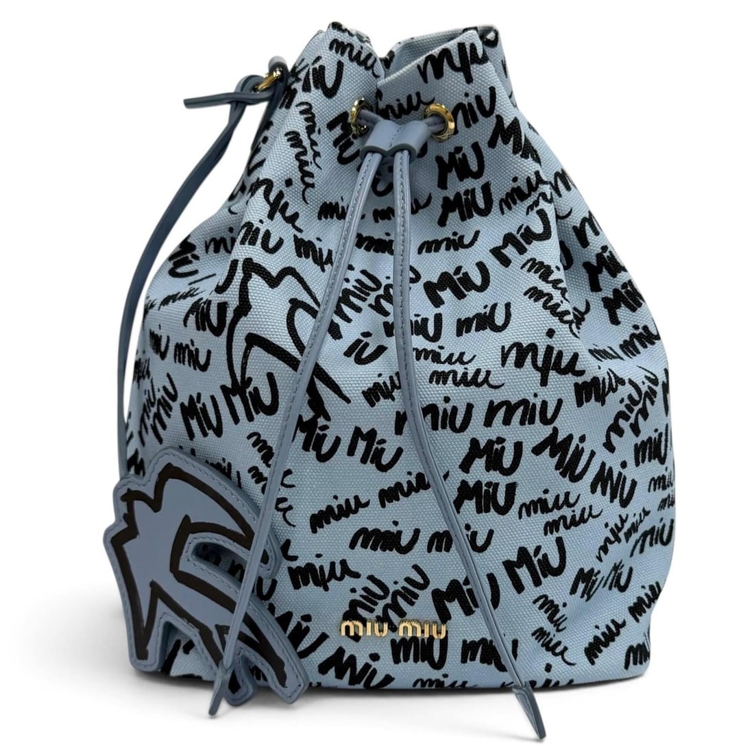 Miu Miu MIUMIU 5RM008 Canvas Logo Print Bird Motif Drawstring Bag, Light Blue & Black, Made in: --- Catalog ---Category: SizeSize (HxWxD): 22cm x 24cm x 12cm / 8.66'' x 9.44'' x 4.72''Category: DesignType: PouchColor: Black, Light blueGender: WomenMaterial: Cotton , Leather Category: GeneralMPN: