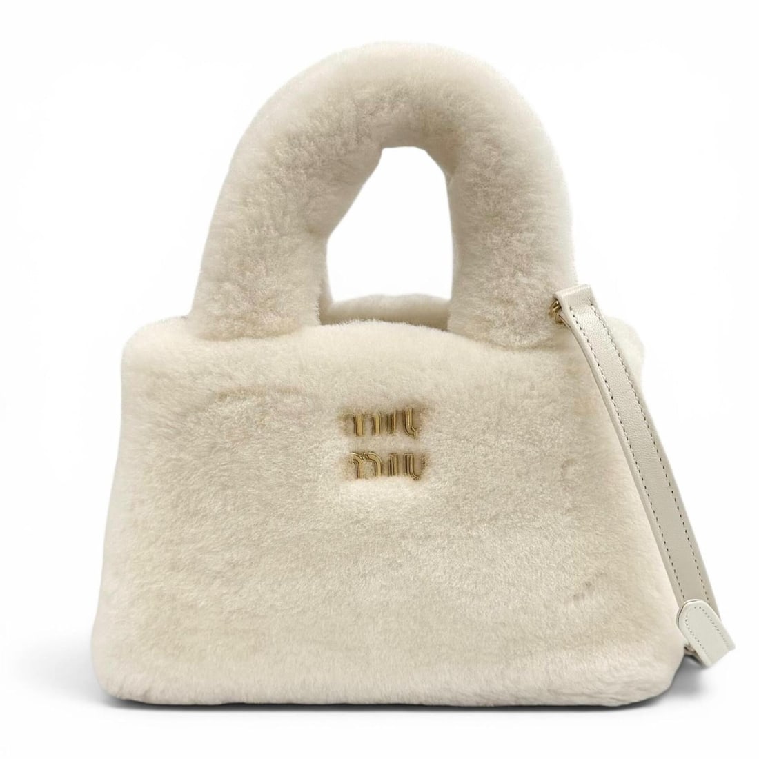 Miu Miu MIUMIU 5BA256 Sheep Fur Logo Plate 2-Way Handbag, White, Made in Italy, Women's, with Dust: --- Catalog ---Category: SizeSize (HxWxD): 13cm x 24cm x 11cm / 5.11'' x 9.44'' x 4.33''Category: DesignType: HandbagColor: WhiteGender: WomenMaterial: Fur Category: GeneralMPN: 5BA256Brand: Miu MiuCo