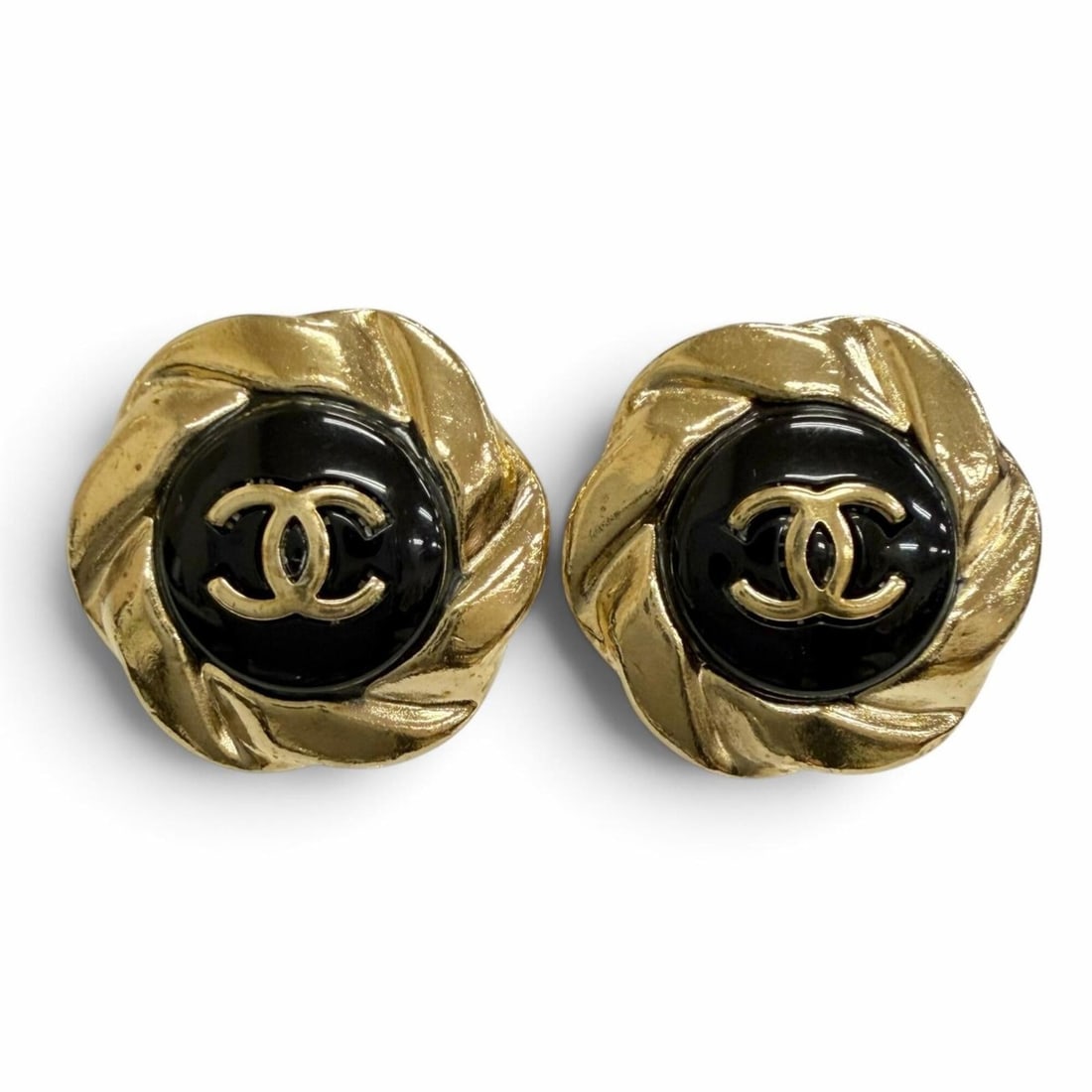 CHANEL A22A AB8733 Coco Mark Button Motif Earrings, Clip-on, Pair, Gold & Black, Women's: --- Catalog ---Category: SizeSize (HxWxD): 21.00mm x 21.00mm / 0.83'' x 0.83''Category: DesignType: Clip earringsColor: Black, GoldGender: WomenCategory: GeneralMPN: A22A AB8733Brand: Chanel--- Item L