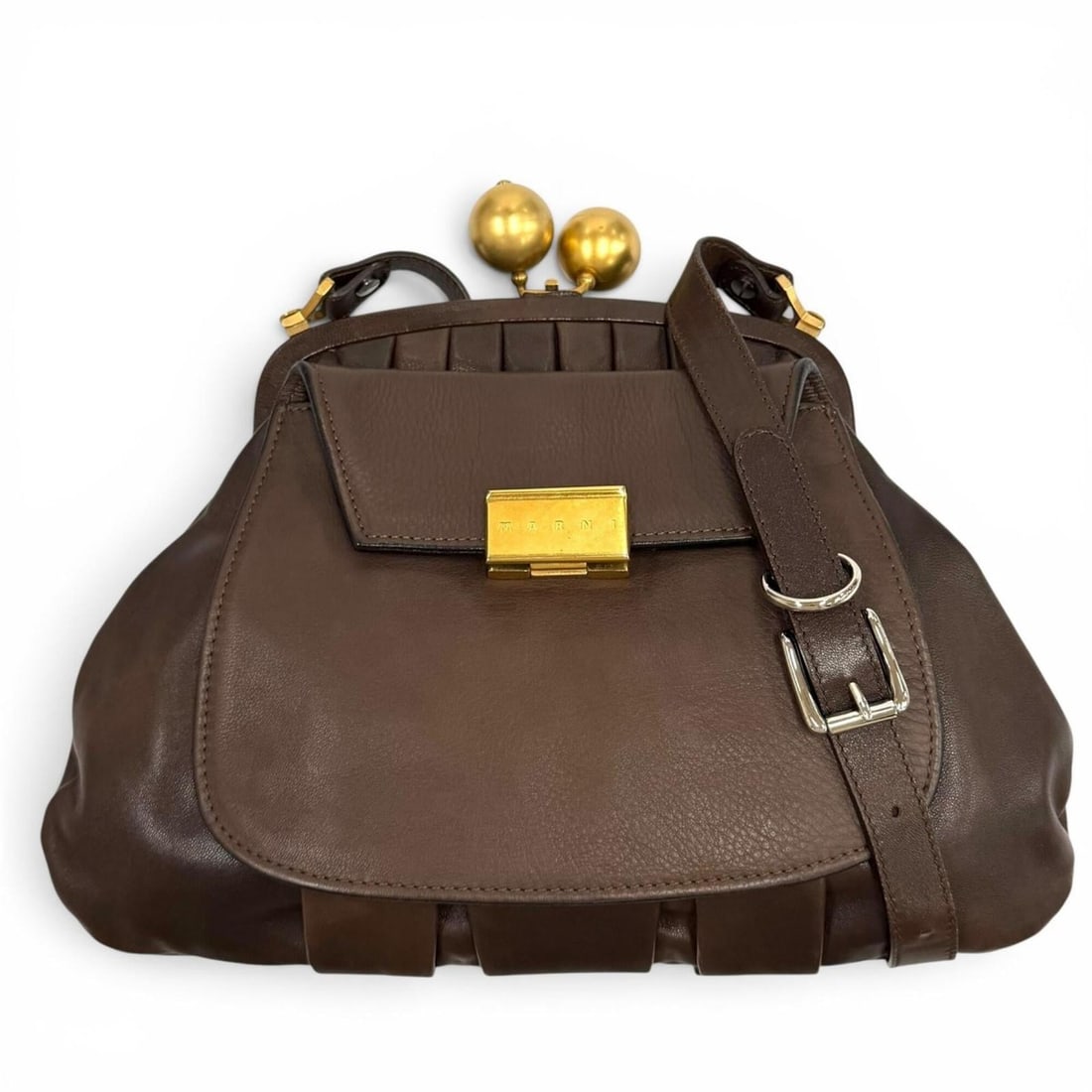 MARNI leather shoulder bag with logo hardware, brown gold made in Italy, women's, dust bag.: --- Catalog ---Category: SizeSize (HxWxD): 28.5cm x 33cm / 11.22'' x 12.99''Category: DesignType: Shoulder bagColor: BrownGender: WomenMaterial: Leather Hardware Color: GoldCategory: GeneralBrand: Mar