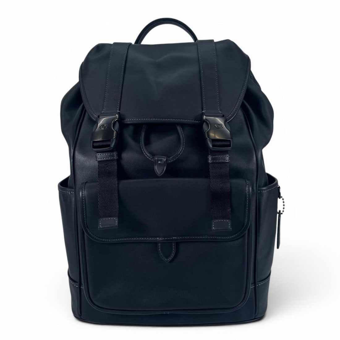 COACH CU072 LGUE FLP BP League Flap Backpack, PC Compartment, Smooth Leather, Black, Men's, with: --- Catalog ---Category: SizeSize (HxWxD): 43cm x 34cm x 12cm / 16.92'' x 13.38'' x 4.72''Category: DesignType: BackpackColor: BlackGender: MenMaterial: Leather Category: GeneralBrand: Coach--- Item L