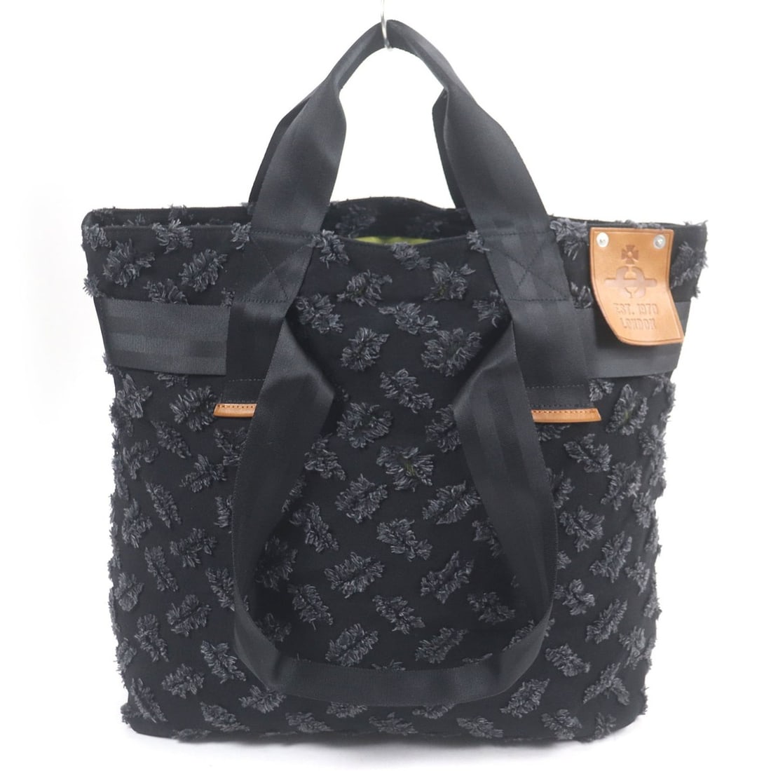 Vivienne Westwood large canvas tote bag/handbag with leather patch, black, made in Japan, for men.: --- Catalog ---Category: SizeSize (HxWxD): 42cm x 50cm x 13.5cm / 16.53'' x 19.68'' x 5.31''Category: DesignType: Handbag, Tote bagColor: BlackGender: MenMaterial: Canvas , Leather Category: GeneralBr