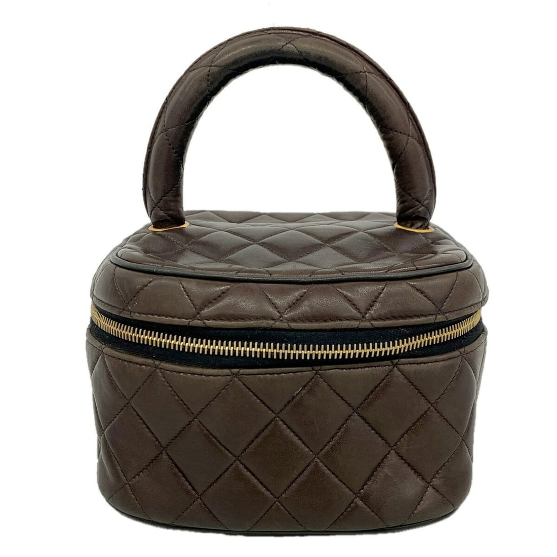Chanel handbag/vanity bag, Matelassé lambskin, black, women's, P3472158: --- Catalog ---Category: SizeSize (HxWxD): 11cm x 17.5cm x 17cm / 4.33'' x 6.88'' x 6.69''Category: DesignType: Vanity bagColor: BlackGender: WomenMaterial: Leather Hardware Color: GoldLeather/Fur Typ