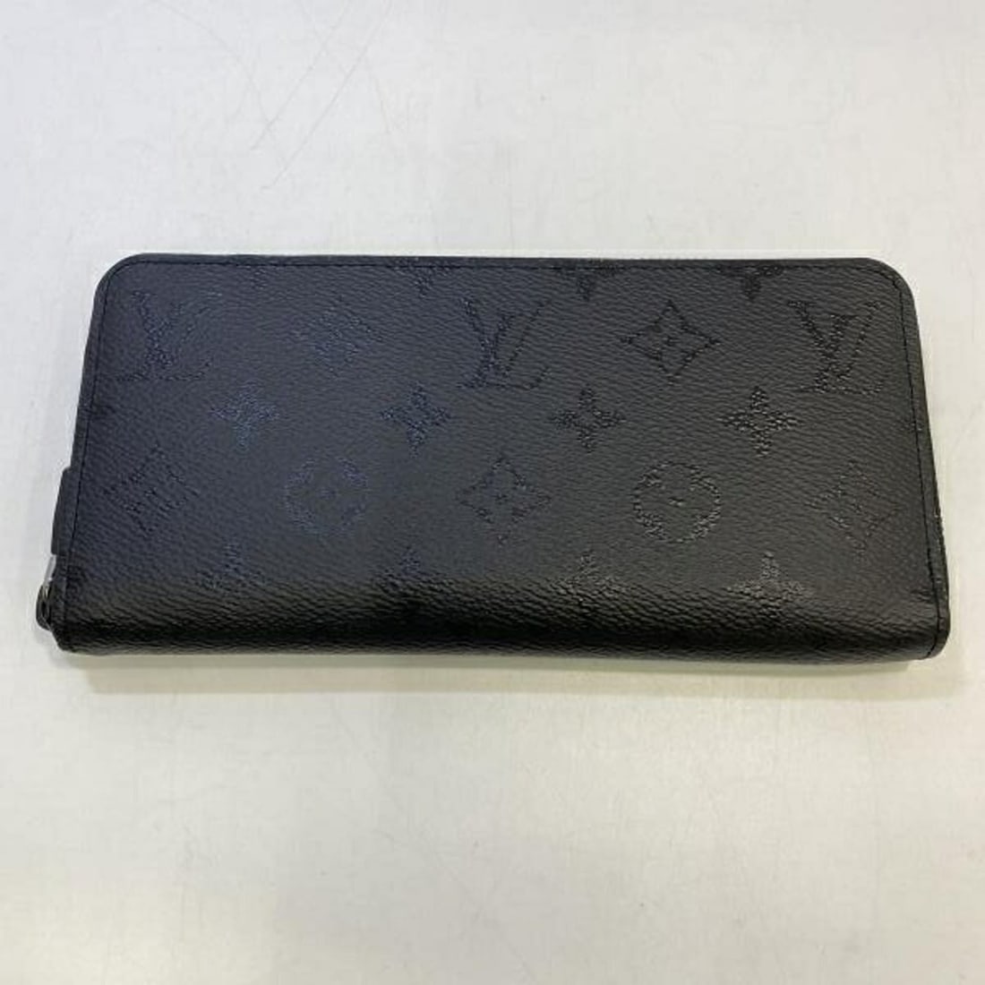 LOUIS VUITTON Monogram Zippy Horizontal Long Wallet Midnight M28048 Louis Vuitton: --- Catalog ---Category: SizeSize (HxWxD): 9.5cm x 20cm x 2cm / 3.74'' x 7.87'' x 0.78''Category: DesignType: Long wallet (bi-fold)Color: BlackGender: MenCategory: GeneralBrand: Louis Vuitton--- Item 