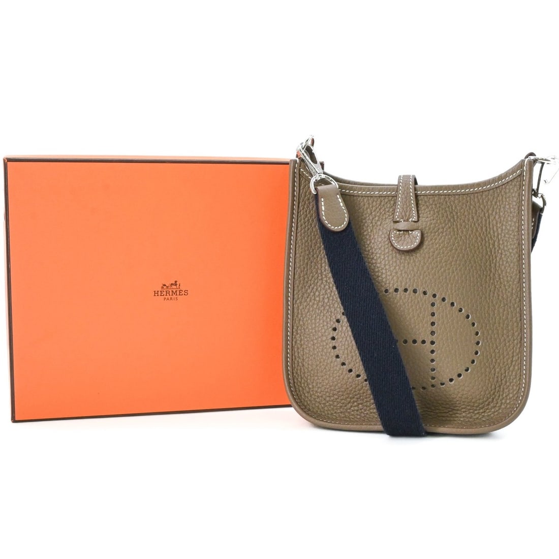 HERMES Evelyne TPM Mini Shoulder Bag, Taurillon Clemence Leather, Etoupe Greige: --- Catalog ---Category: SizeSize (HxWxD): 18cm x 10.7cm x 5.5cm / 7.08'' x 4.21'' x 2.16''Category: DesignType: Shoulder bagColor: Etoupe gray, GrayishGender: WomenMaterial: Taurillon clemence leathe