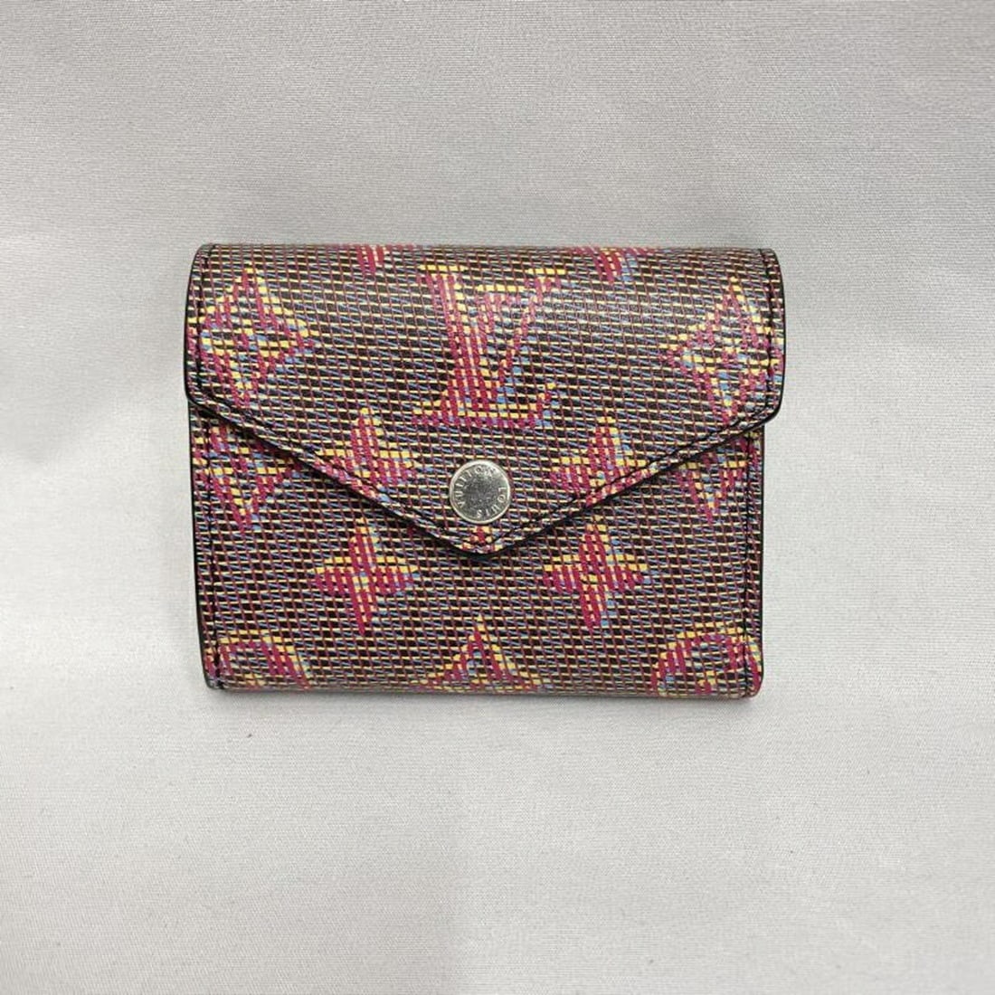 LOUIS VUITTON Monogram LV Pop Portefeuille Zoé Compact Wallet: --- Catalog ---Category: SizeSize (HxWxD): 8.5cm x 10cm x 2cm / 3.34'' x 3.93'' x 0.78''Category: DesignType: Wallet (bi-fold)Gender: WomenMaterial: Leather Category: GeneralLine: MonogramBrand: Louis