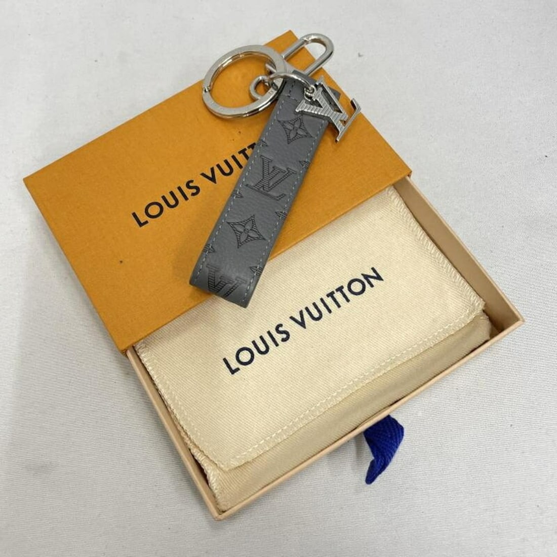 LOUIS VUITTON Monogram Shadow Dragonne M82373 Keyring Keychain: --- Catalog ---Category: SizeSize (HxWxD): 22cm x 2.5cm / 8.66'' x 0.98''Category: DesignType: KeyringGender: Men,WomenMaterial: LeatherCategory: GeneralLine: Monogram ShadowBrand: Louis Vuitton--- It