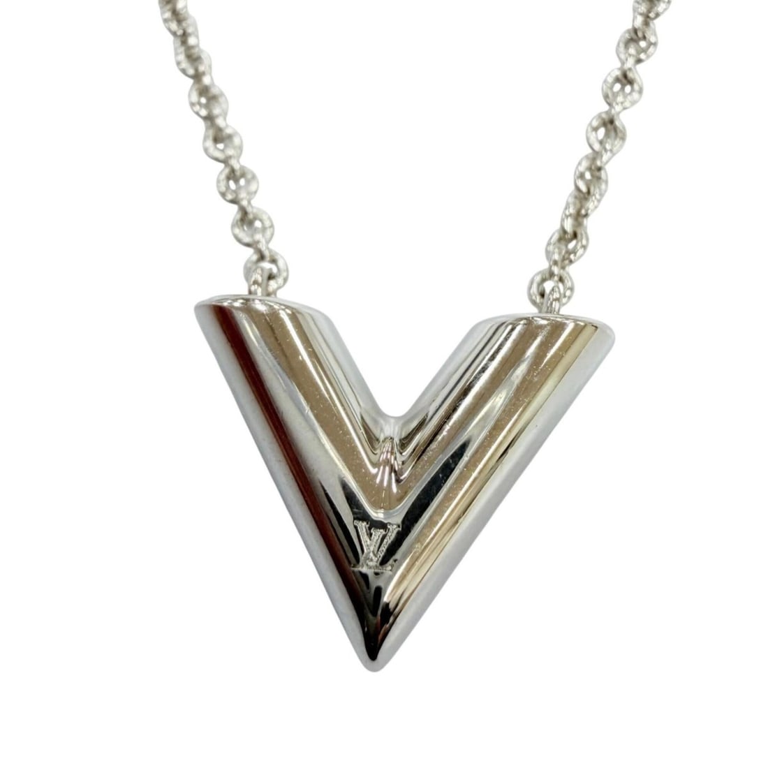LOUIS VUITTON (Louis Vuitton) 2025 model M63197 Essential V Necklace - LV Circle Logo, Silver, Made: --- Catalog ---Category: SizePendant Size: 13mm x 17mm / 0.51'' x 0.66''Neck Circumference: 39 cm - 44 cm / 15.35'' - 17.32''Category: DesignColor: SilverGender: WomenNecklace Type: NecklaceCategory: 