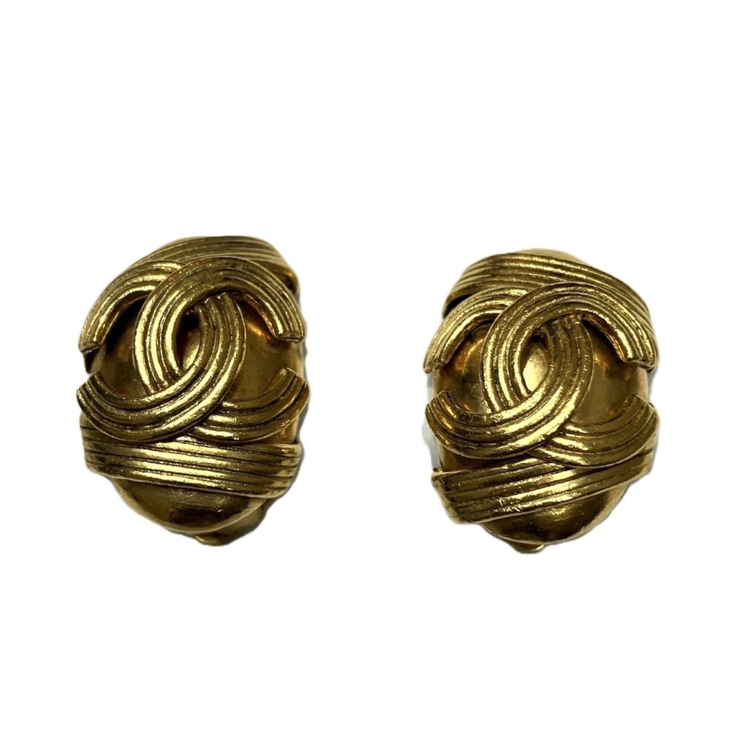 Chanel earrings, accessory. Total weight: 17.7g. Material: Alloy.: --- Catalog ---Category: SizeSize (HxWxD): 25.00mm x 20.00mm x 5.00mm / 0.98'' x 0.79'' x 0.20''Category: DesignType: Clip earringsColor: GoldGender: WomenMaterial: AlloyCategory: GeneralBrand: Chanel