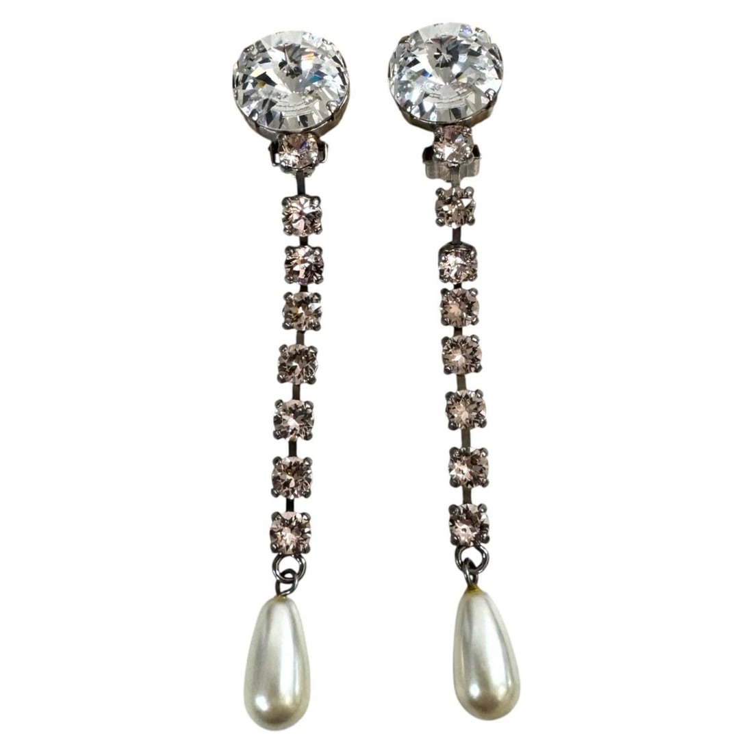 Miu Miu Miu Rhinestone Pearl Drop Earrings for Women: --- Catalog ---Category: SizeSize (HxWxD): 90.00mm x 17.00mm / 3.54'' x 0.67''Category: DesignType: Clip earringsColor: Silver, WhiteGender: WomenMaterial: MetalCategory: GeneralBrand: Miu Miu--- Item