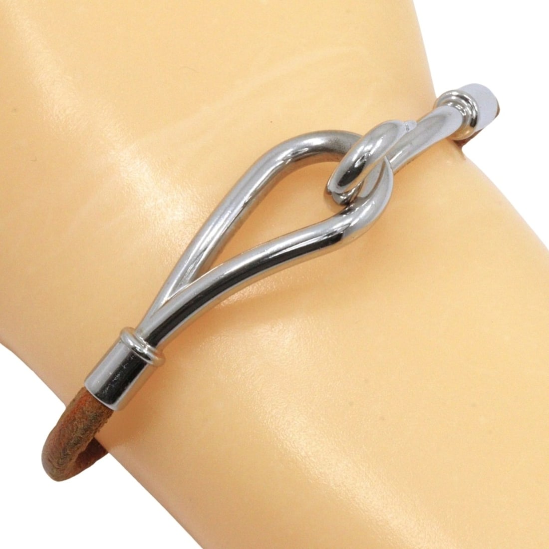 Hermes Jumbo Bracelet, metal and leather, brown, approximately 9.6g, women's bracelet.: --- Catalog ---Category: SizeLength: 17cm / 6.69''Category: DesignType: Charm braceletColor: BrownGender: WomenMaterial: LeatherCategory: GeneralBrand: Hermes--- Item List ---Section: ConditionRanking