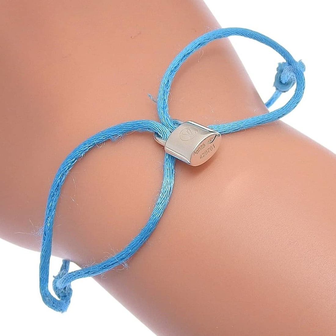 Louis Vuitton Brassle Lockit Cadena Bracelet, Cord Sterling Silver 925, Approx. 2.6g, Unisex: --- Catalog ---Category: SizeLength: 25.5cm / 10.03''Category: DesignType: Charm braceletColor: BlueGender: Women,MenMaterial: Silver 925Category: GeneralBrand: Louis Vuitton--- Item List ---Section: 