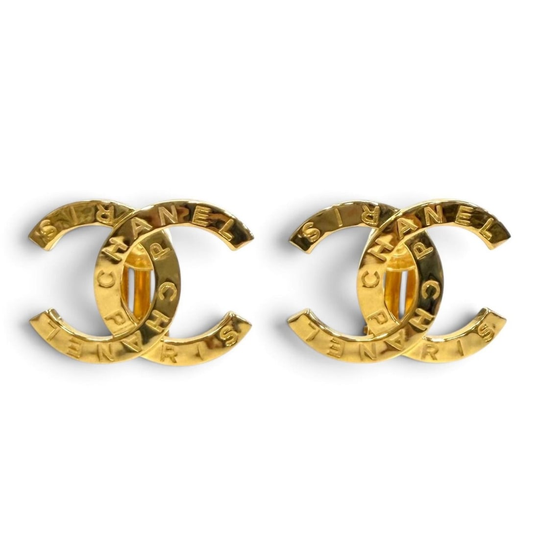 CHANEL B20A Coco Mark Logo Design Large Earrings Gold Made in Italy Women's: --- Catalog ---Category: SizeSize (HxWxD): 25.00mm x 35.00mm / 0.98'' x 1.38''Category: DesignType: Clip earringsColor: GoldGender: WomenCategory: GeneralMPN: B20ABrand: ChanelCountry of Origin: Italy