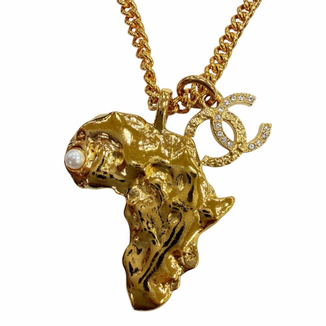CHANEL G23A Metal Coco Mark Eco Pearl Rhinestone African Continent Motif Métiers d'Art Dakar: --- Catalog ---Category: SizePendant Size: 30mm x 26mm / 1.18'' x 1.02''Neck Circumference: 48 cm - 54.5 cm / 18.89'' - 21.45''Category: DesignColor: GoldGender: WomenMaterial: MetalNecklace Type: Nec