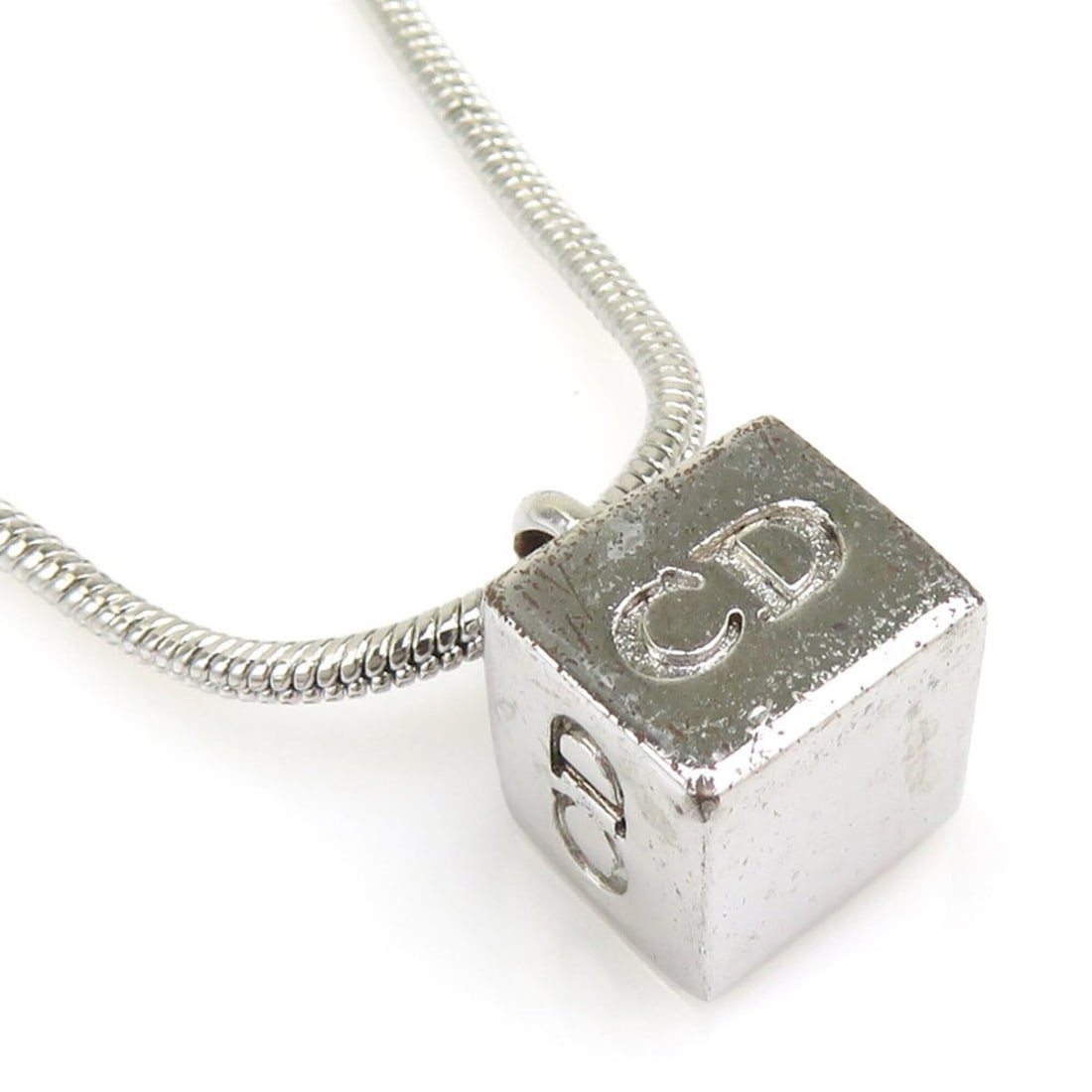 Christian Dior necklace, metal, silver, women's, r11407a: --- Catalog ---Category: SizePendant Size: 7mm x 8mm / 0.27'' x 0.31''Neck Circumference: 43 cm / 16.92''Category: DesignColor: SilverGender: WomenMaterial: MetalNecklace Type: NecklaceCategory: