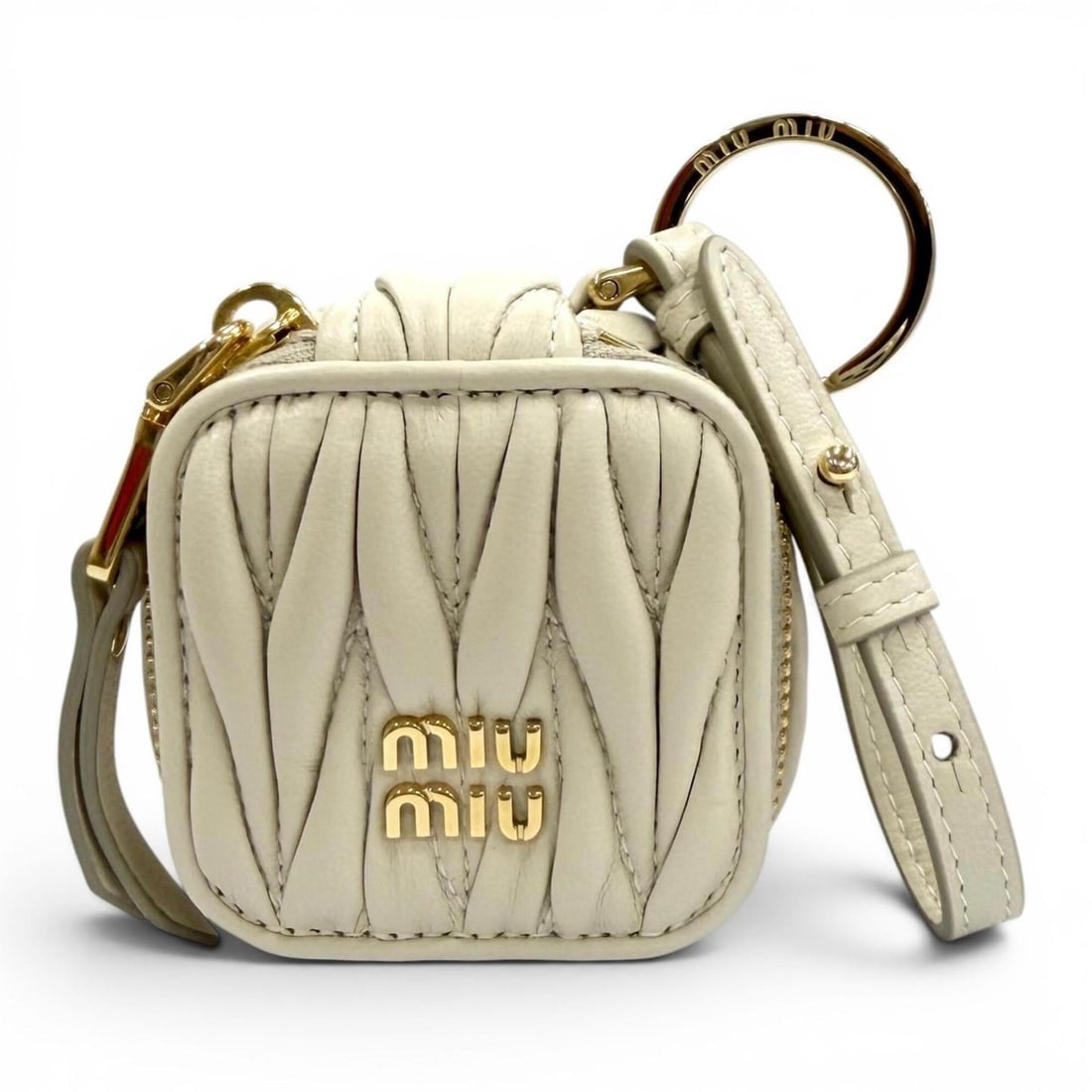 Miu Miu MIUMIU 5TL527 Matelassé Charm with Logo Hardware, Leather Bag Charm, Beige Gold Women's,: --- Catalog ---Category: SizeSize (HxWxD): 60.00mm x 60.00mm x 60.00mm / 2.36'' x 2.36'' x 2.36''Category: DesignType: Handbag charmColor: BeigeGender: WomenMaterial: LeatherCategory: GeneralMPN: 5TL5
