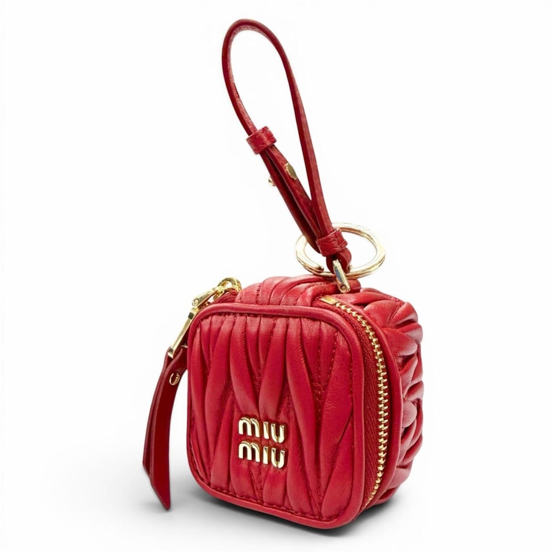 Miu Miu MIUMIU 5TL527 MATELASSE Charm Logo Keyring Leather Pouch Red Gold Hardware Women's Box: --- Catalog ---Category: SizeSize (HxWxD): 58.00mm x 65.00mm x 62.00mm / 2.28'' x 2.56'' x 2.44''Category: DesignType: Handbag charmColor: Gold, Red colorGender: WomenMaterial: LeatherCategory: Genera