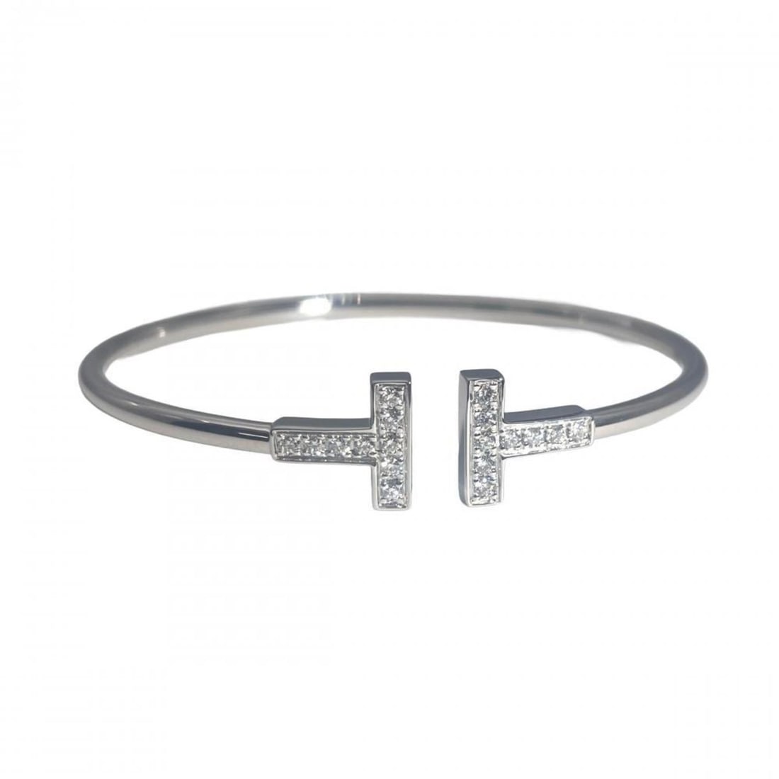 Tiffany & Co. Diamond T Wire Bracelet, 18K White Gold, 7.5g, Women's.: --- Catalog ---Category: SizeLength: 15cm / 5.9''Category: DesignType: Charm braceletColor: White goldStone: DiamondGender: WomenMaterial: White gold (18K)Category: GeneralBrand: Tiffany--- Item List 