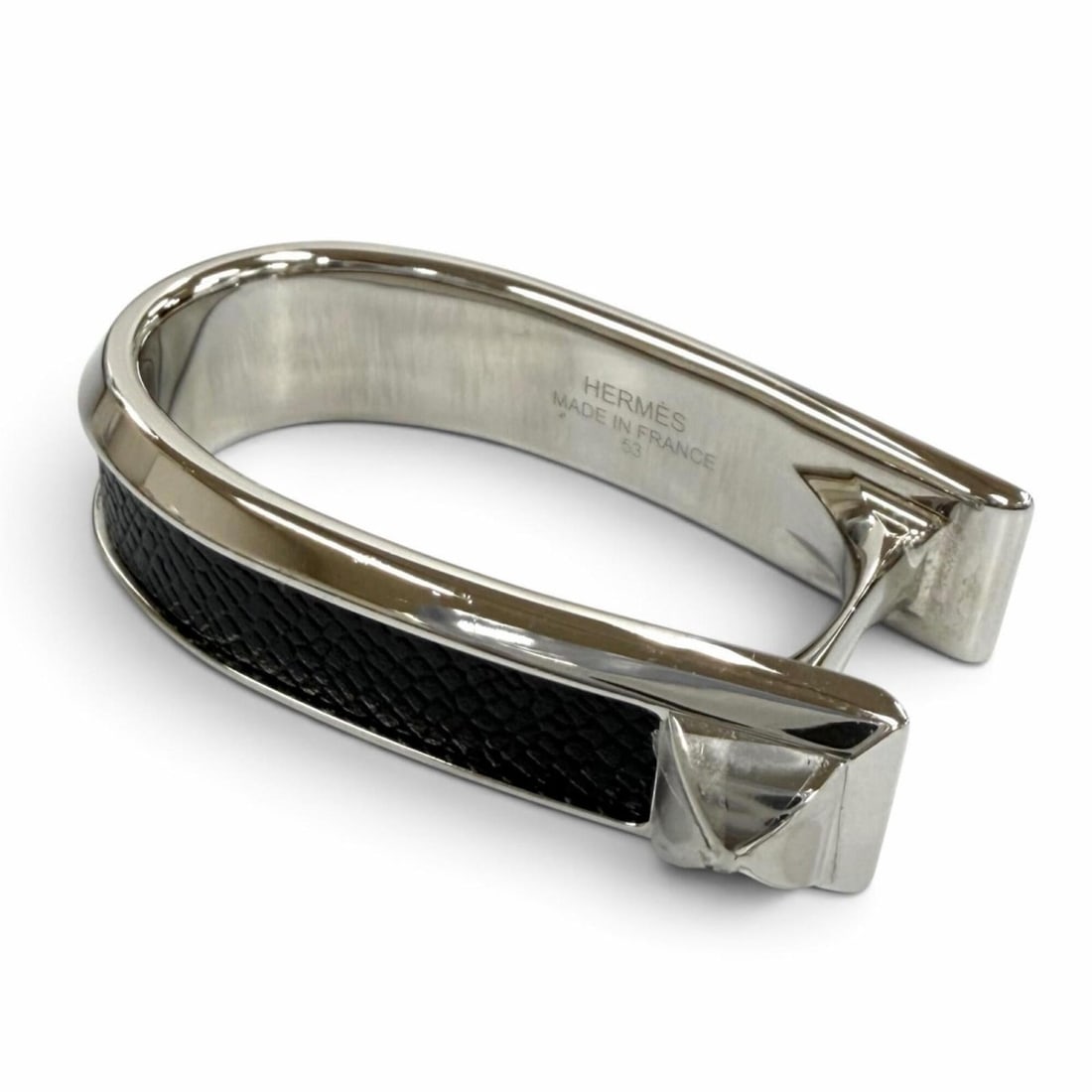HERMES Jocchetto Double Ring, Silver and Black Metal, Veau Epsom Leather, Size 53, Made in France,: --- Catalog ---Category: SizeUS Size: 6.5Brand Size: 53Category: DesignType: Band ringColor: Black, SilverGender: WomenMaterial: Epsom leather, MetalCategory: GeneralBrand: HermesCountry of Origin: Fr