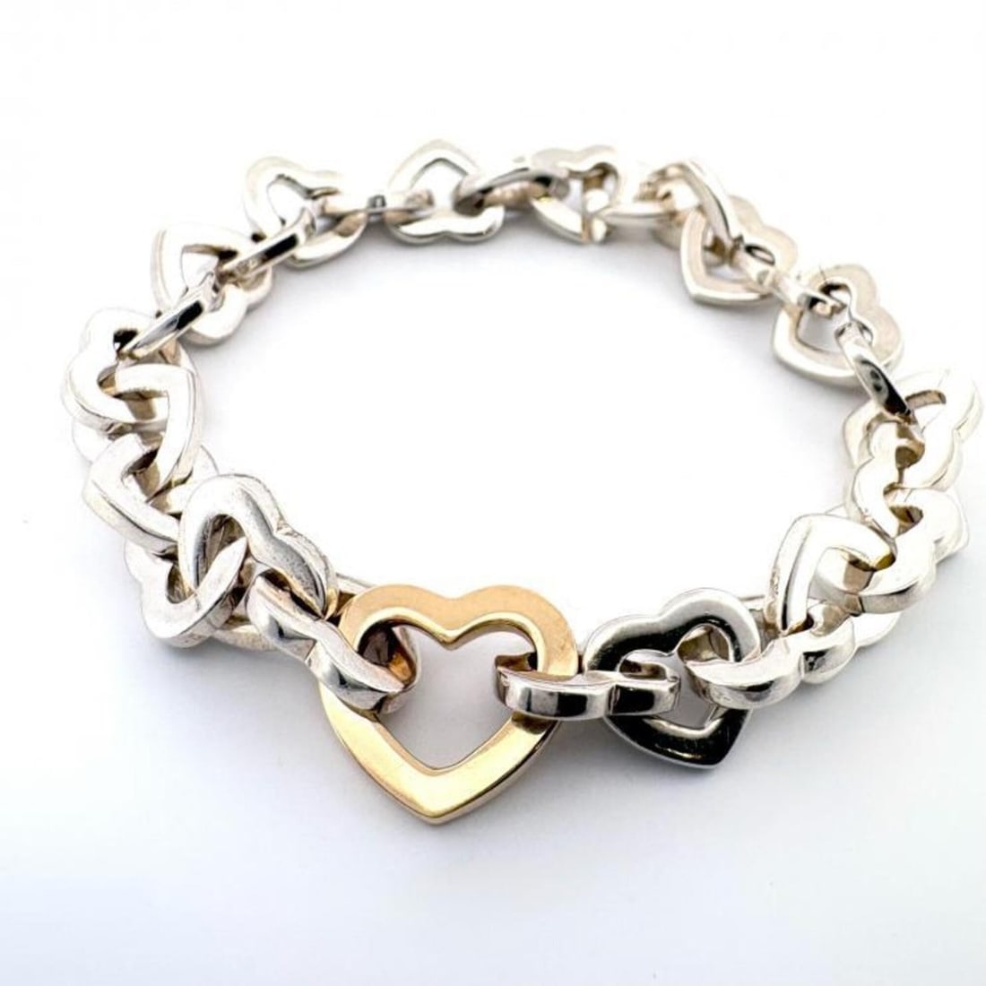 Tiffany & Co. Heart Link Bracelet, 750YG (Yellow Gold), SV925 (Sterling Silver) Chain, Silver: --- Catalog ---Category: SizeLength: 19cm / 7.48''Category: DesignType: Charm braceletColor: Gold, SilverGender: WomenMaterial: Gold (18K), Silver 925Category: GeneralBrand: Tiffany--- Item List ---Se