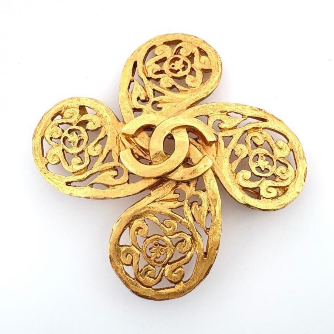 Chanel 95A Coco Mark Brooch, Gold Color, Flower Motif: --- Catalog ---Category: SizeSize (HxWxD): 5.7cm x 5.7cm / 2.24'' x 2.24''Category: DesignType: BroochColor: GoldGender: WomenMaterial: Gold platingCategory: GeneralMPN: 95ABrand: Chanel--- Item List 