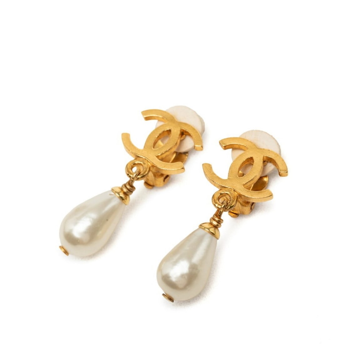 Chanel Coco Mark Vintage Earrings 96P Gold Faux Pearl Plated Women's CHANEL: --- Catalog ---Category: SizeSize (HxWxD): 34.30mm x 15.20mm / 1.35'' x 0.60''Category: DesignType: Clip earringsColor: GoldGender: WomenCategory: GeneralBrand: Chanel--- Item List ---Section: