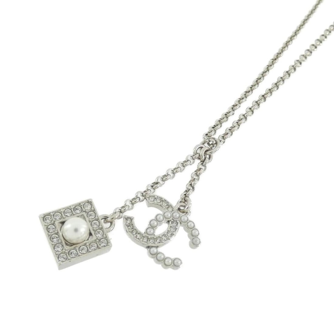 Chanel necklace: --- Catalog ---Category: SizePendant Size: 11mm x 16mm / 0.43'' x 0.62''Neck Circumference: 42 cm - 48.5 cm / 16.53'' - 19.09''Category: DesignColor: Clear, Silver, WhiteGender: WomenNecklace Type: