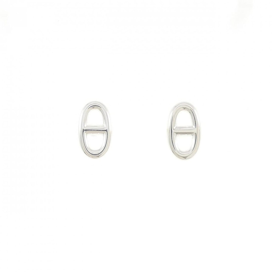 Hermes Farandole TPM Earrings: --- Catalog ---Category: SizeSize (HxWxD): 9.50mm x 5.60mm / 0.37'' x 0.22''Category: DesignType: Stud earringsGender: WomenMaterial: Silver 925Category: GeneralMPN: H113502BBrand: Hermes--- Item