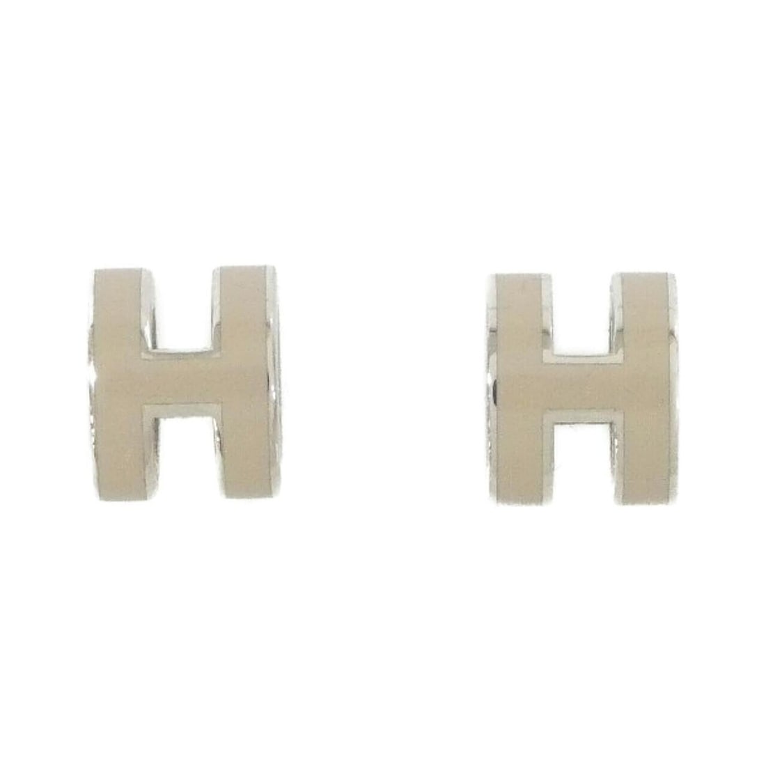 Hermes Pop H MINI 608002FP Earrings: --- Catalog ---Category: SizeSize (HxWxD): 9.00mm x 7.00mm / 0.35'' x 0.28''Category: DesignType: Stud earringsColor: Beige, SilverGender: WomenCategory: GeneralMPN: 608002FPBrand: Hermes--- Item