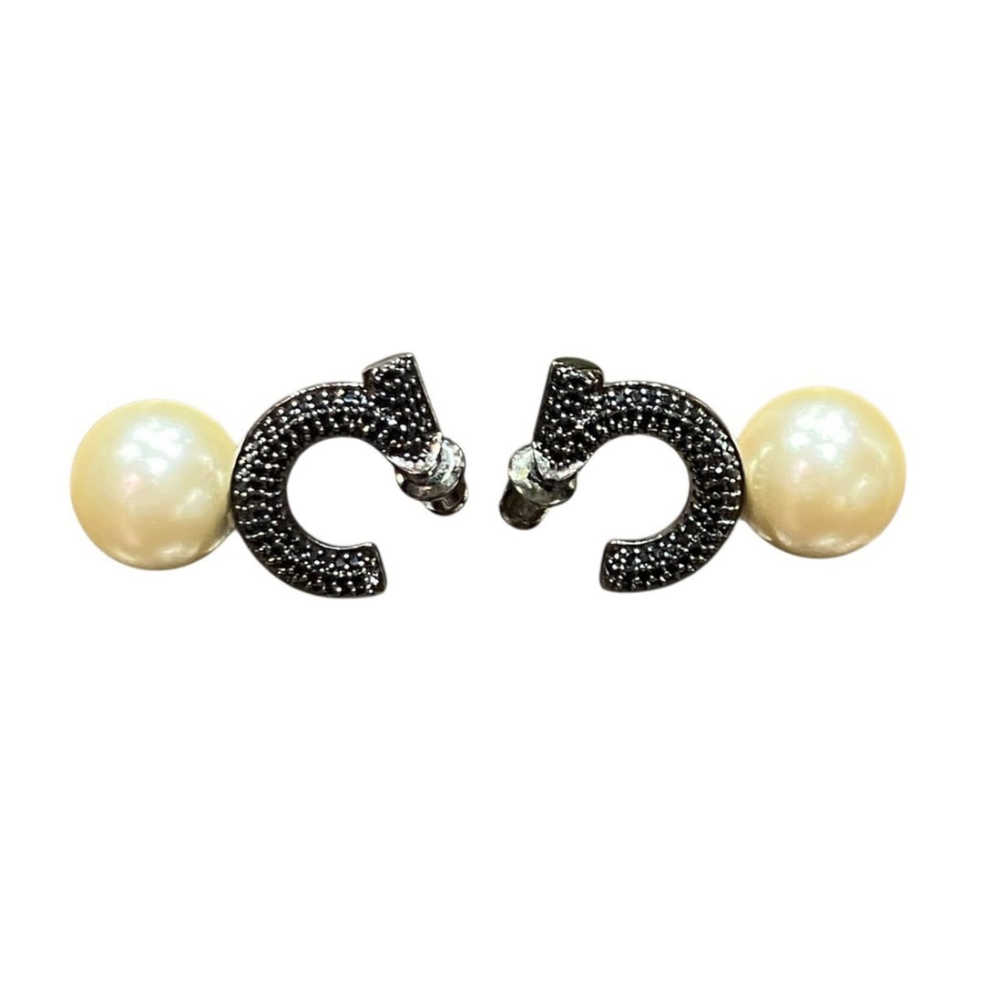 Salvatore Ferragamo earrings, Gancini design, total weight 9.2g, metal and faux pearl, item number: --- Catalog ---Category: SizeStone Size (HxW): 25.00mm x 17.00mm / 0.98'' x 0.67''Category: DesignColor: WhiteGender: WomenMaterial: MetalCategory: GeneralMPN: 760611-758576Brand: Salvatore Ferragamo-