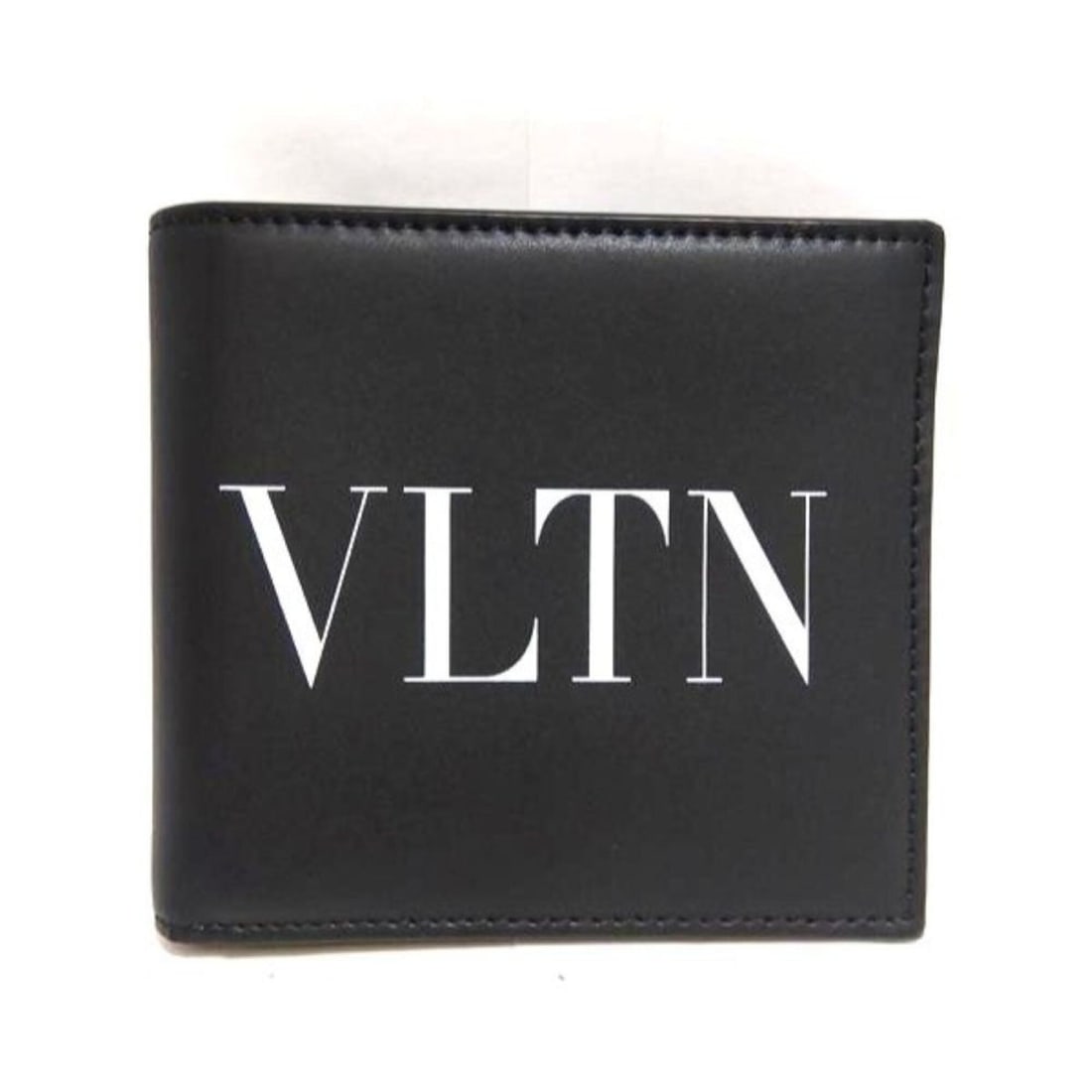 Valentino VALENTINO VLTN logo bi-fold wallet, leather, UY2P0654LVN, black, men's.: --- Catalog ---Category: SizeSize (HxWxD): 10cm x 10.5cm x 2cm / 3.93'' x 4.13'' x 0.78''Category: DesignType: Wallet (bi-fold)Color: BlackGender: MenMaterial: Leather Category: GeneralBrand: Valentin