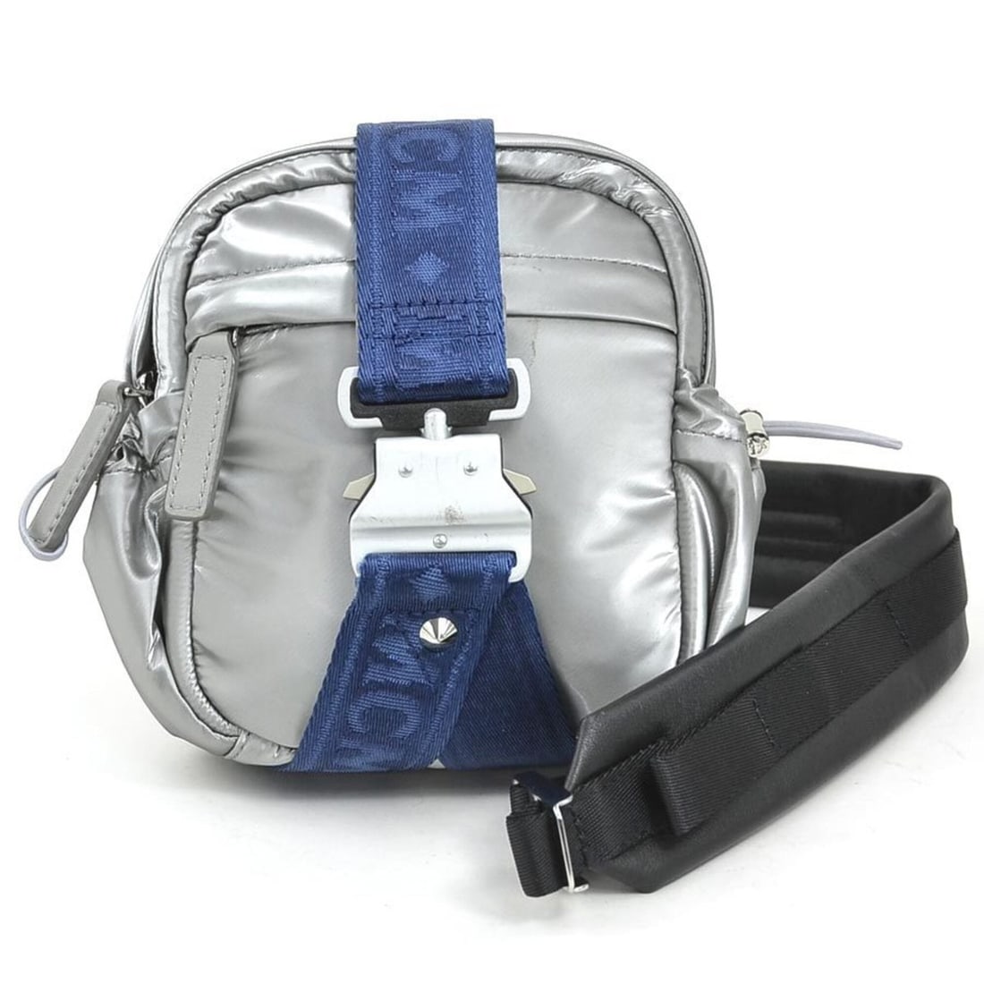 MCM Shoulder Bag, Silver x Blue, Men's & Women's, r10960a: --- Catalog ---Category: SizeSize (HxWxD): 17cm x 14.5cm x 5cm / 6.69'' x 5.7'' x 1.96''Category: DesignType: Shoulder bagColor: Blue, SilverGender: Men,WomenMaterial: PVC Category: GeneralBrand: MCM-