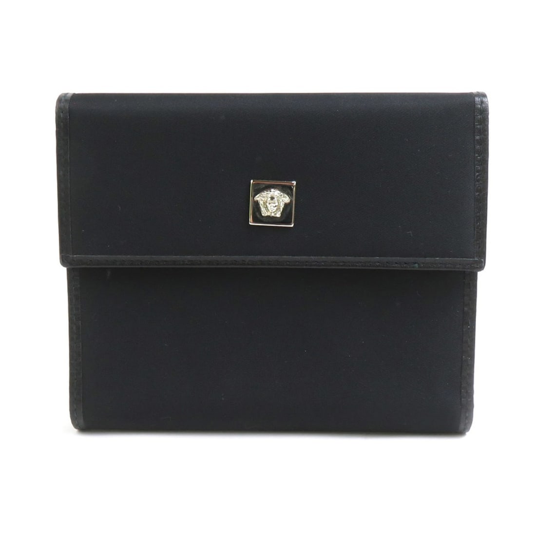 Gianni Versace bi-fold wallet, nylon, black, for men and women, 55986: --- Catalog ---Category: SizeSize (HxWxD): 11cm x 13cm x 2cm / 4.33'' x 5.11'' x 0.78''Category: DesignType: Wallet (bi-fold)Color: BlackGender: Men,WomenMaterial: Nylon Category: GeneralBrand: Versac