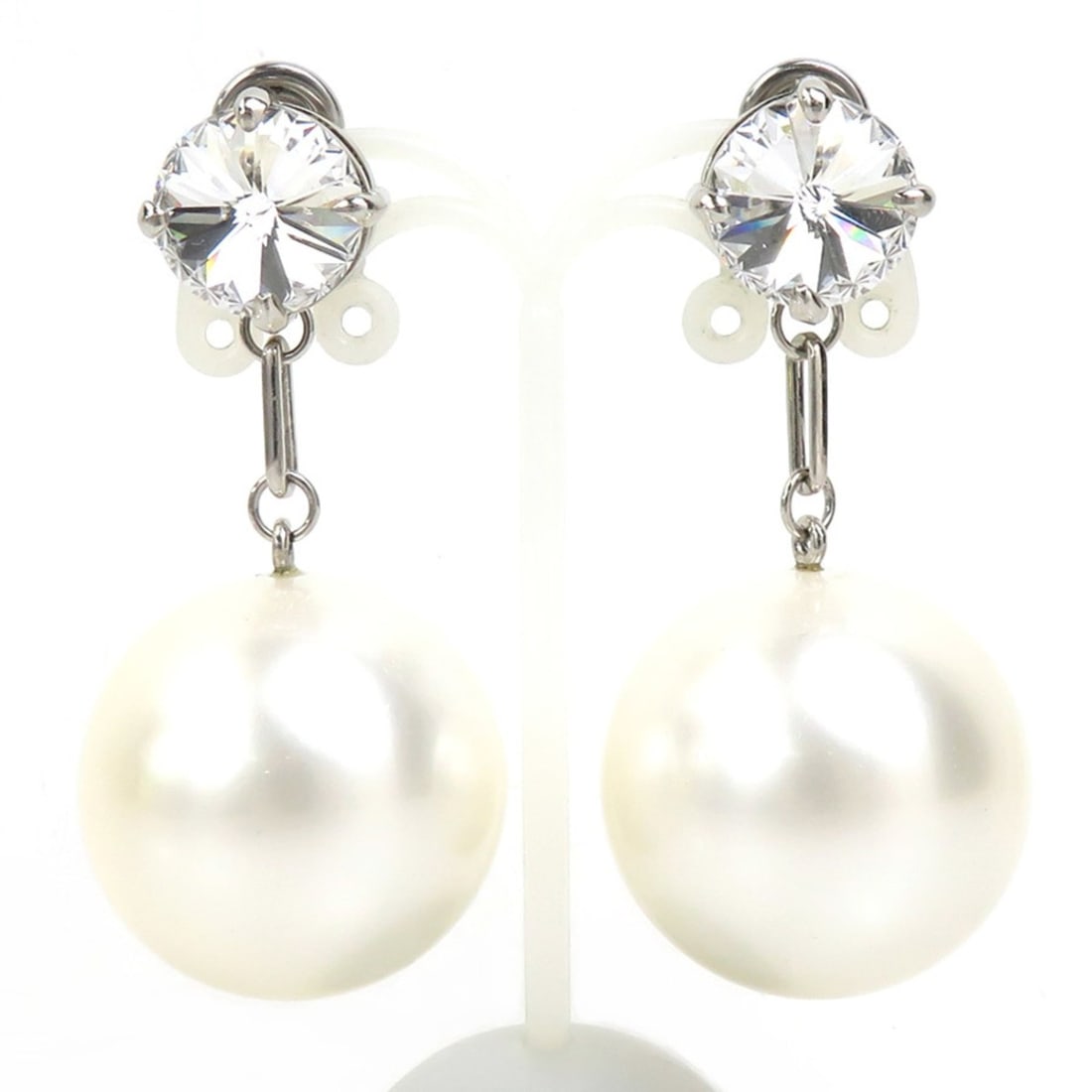 Miu Miu Miu Earrings, Metal, Faux Pearl, White x Silver, Women's, h31913a: --- Catalog ---Category: DesignType: Clip earringsColor: Silver, WhiteGender: WomenMaterial: Artificial pearl, MetalCategory: GeneralBrand: Miu Miu--- Item List ---Section: ConditionRanking: Rank AB U
